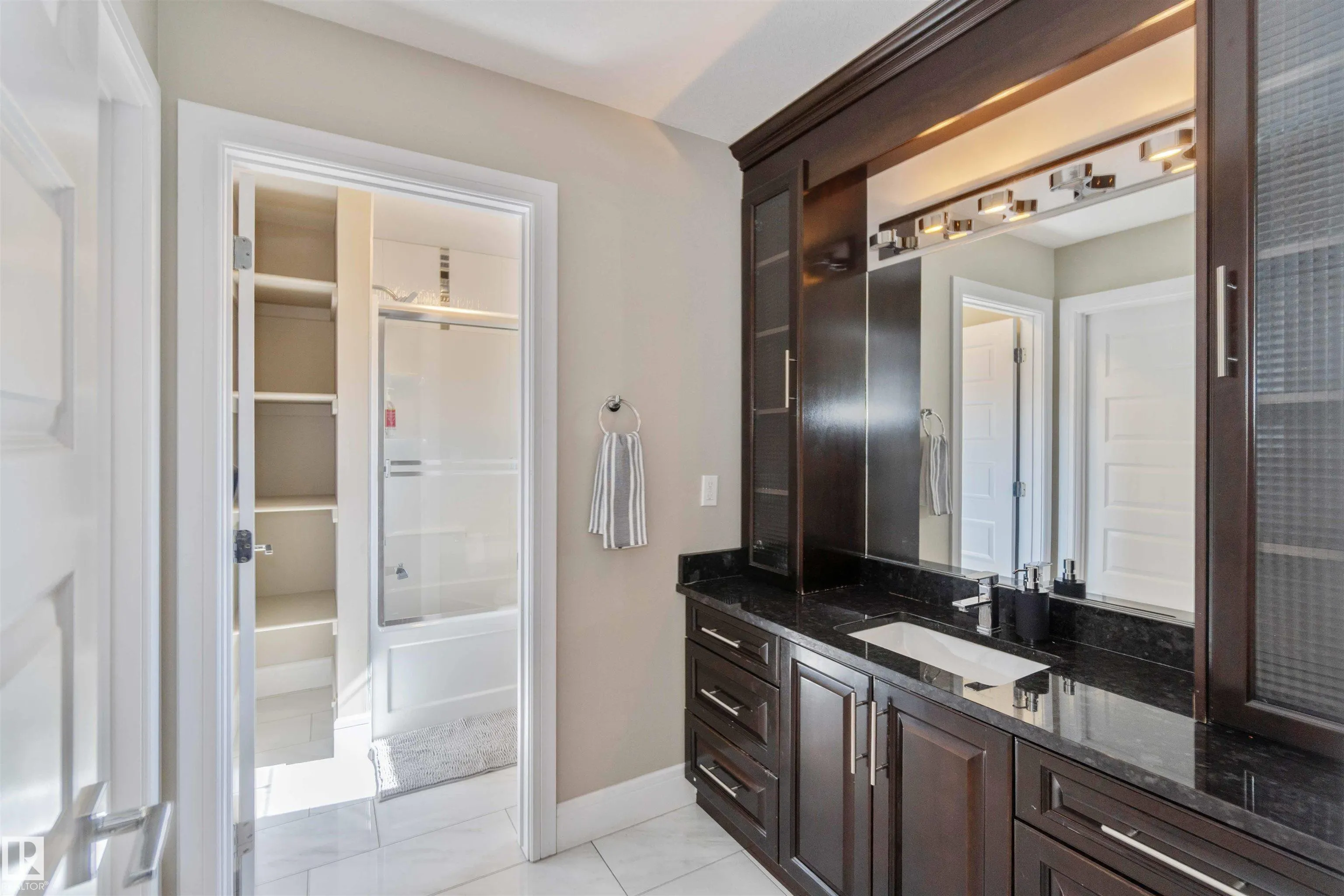 3948 CLAXTON Loop