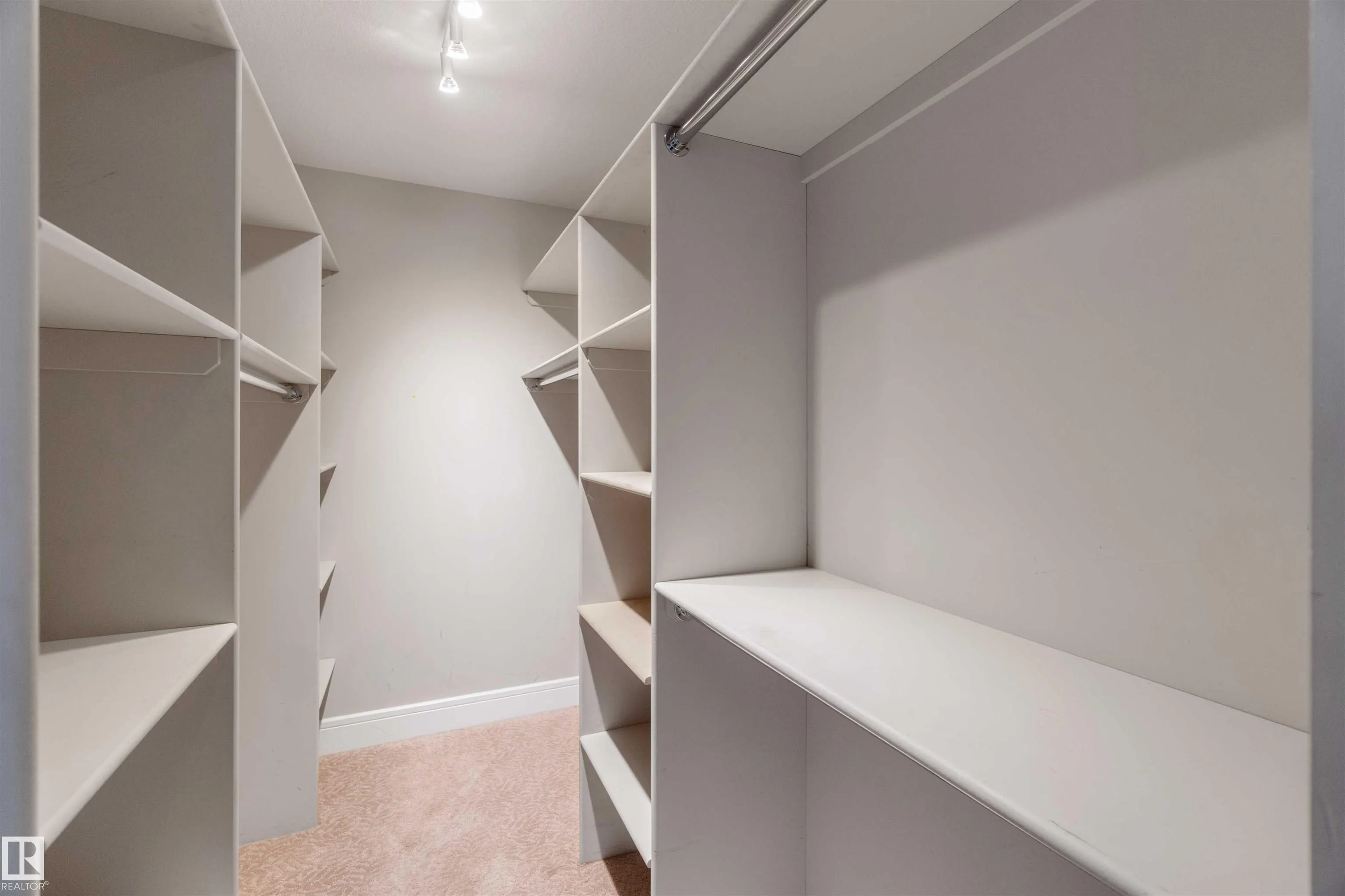 3948 CLAXTON Loop