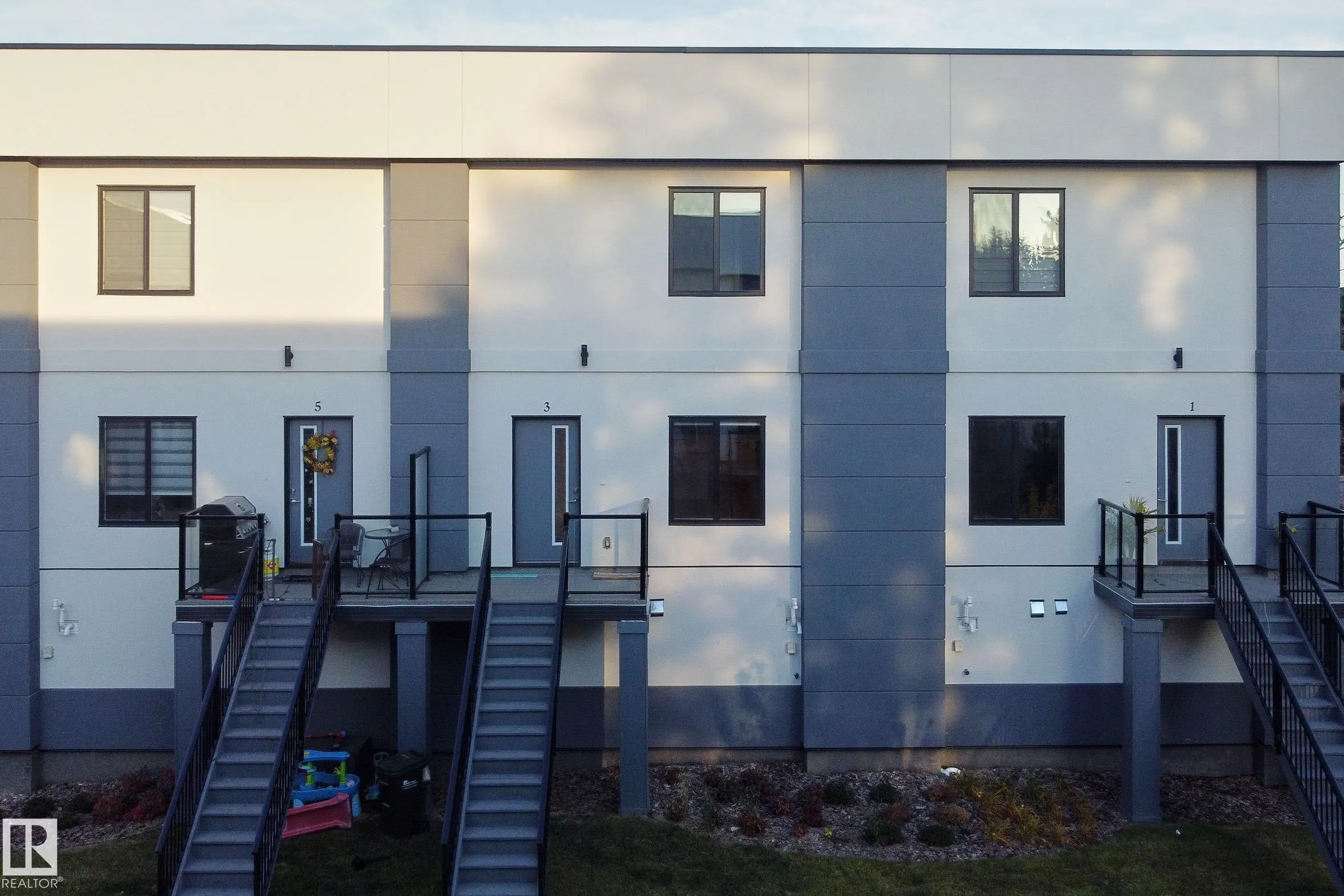 10 SALISBURY Way