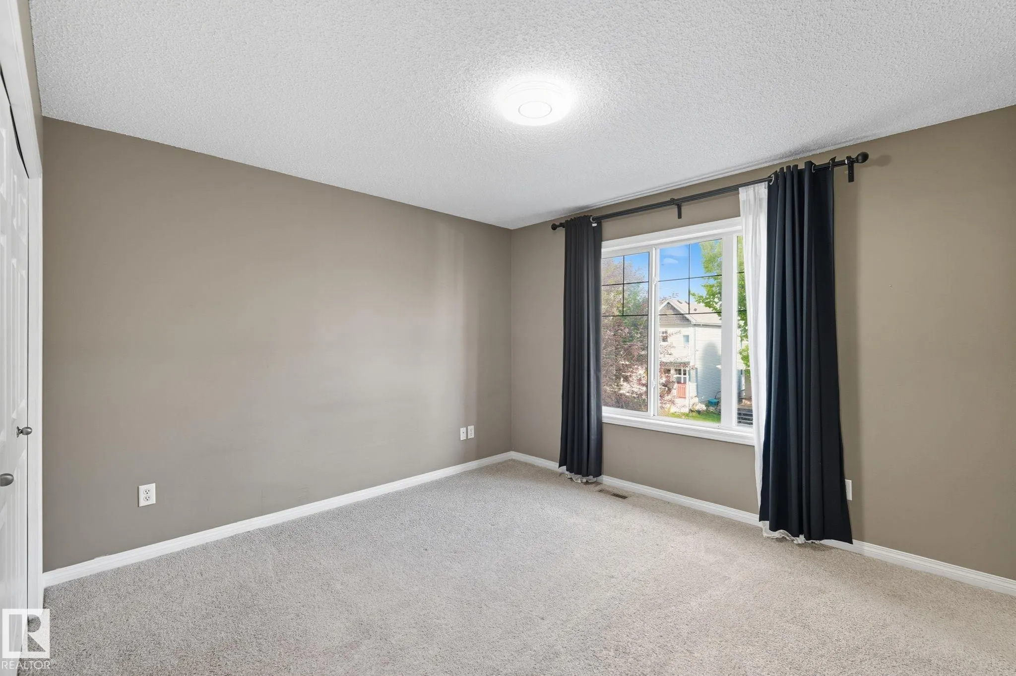 5587 Stevens Crescent