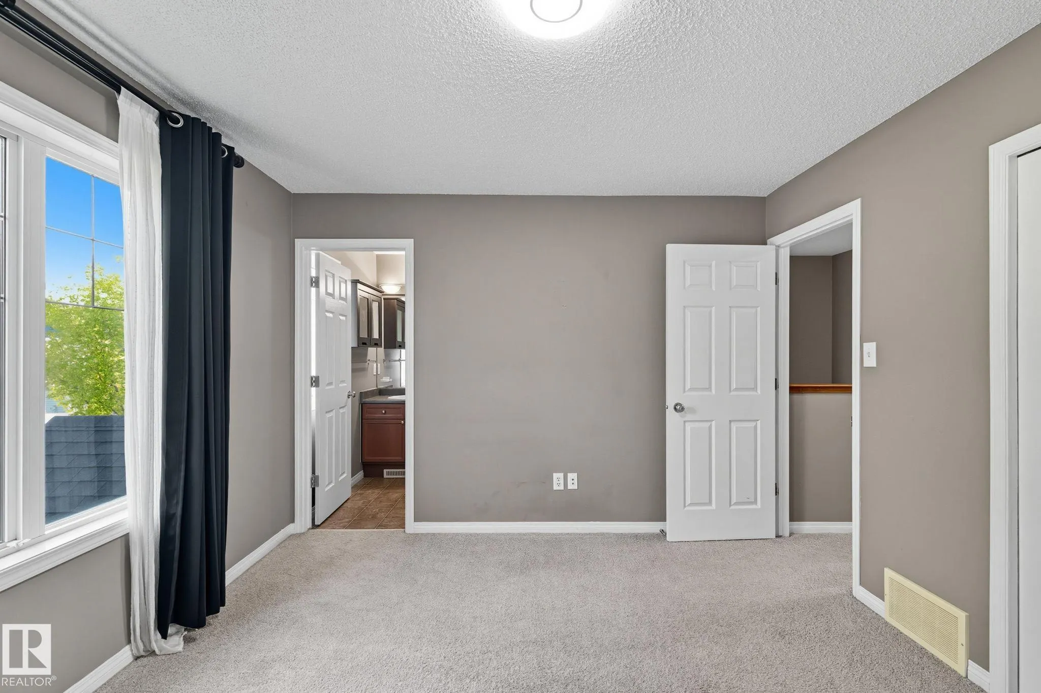 5587 Stevens Crescent