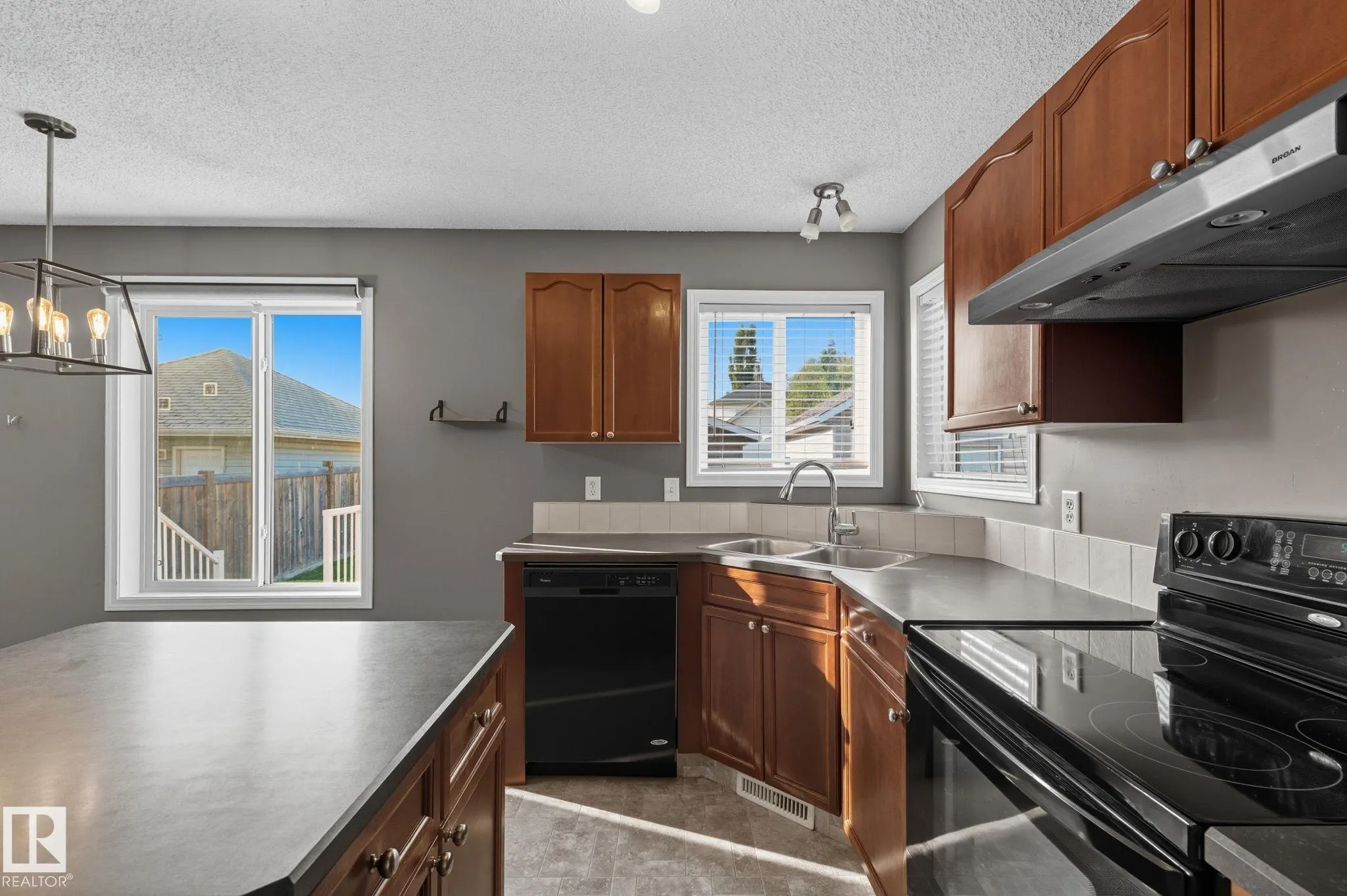 5587 Stevens Crescent
