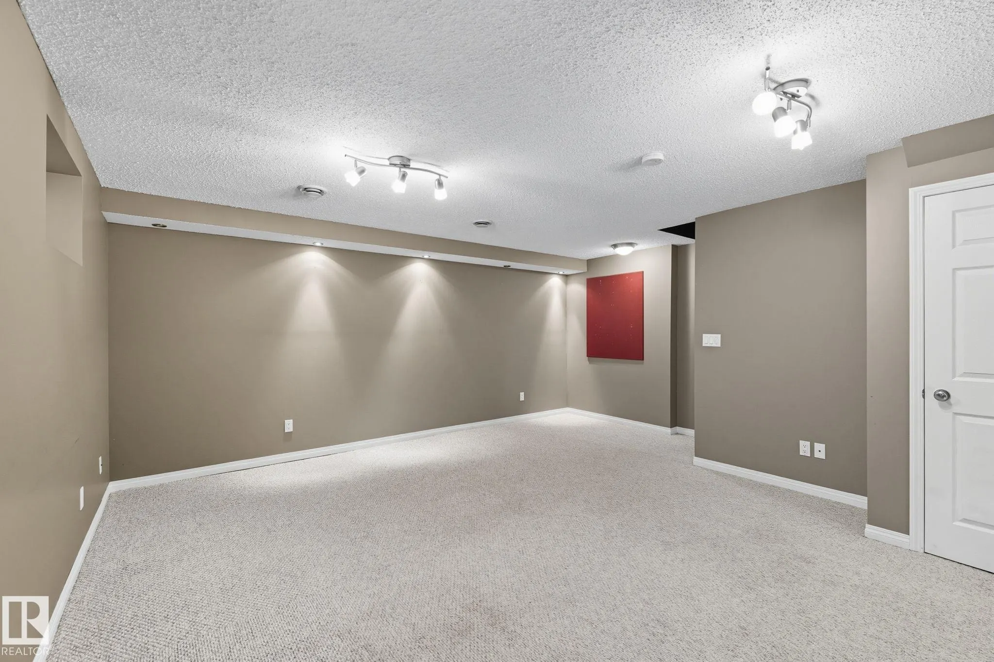5587 Stevens Crescent