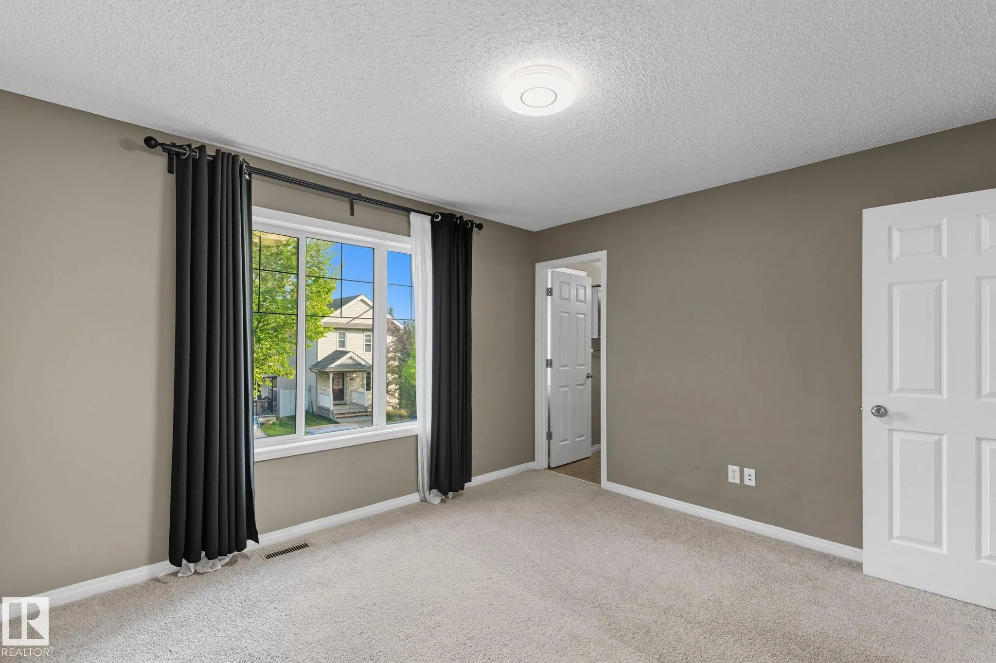 5587 Stevens Crescent
