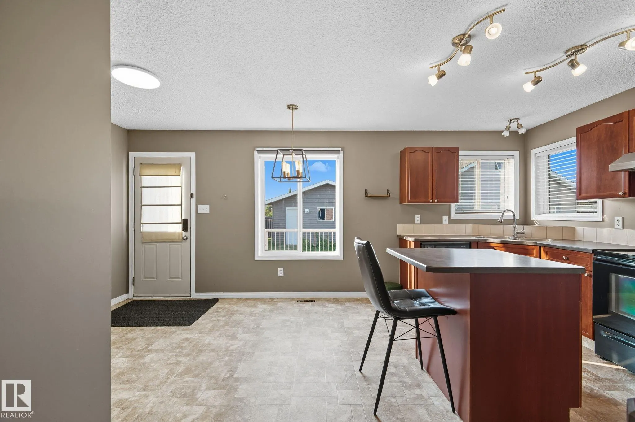 5587 Stevens Crescent