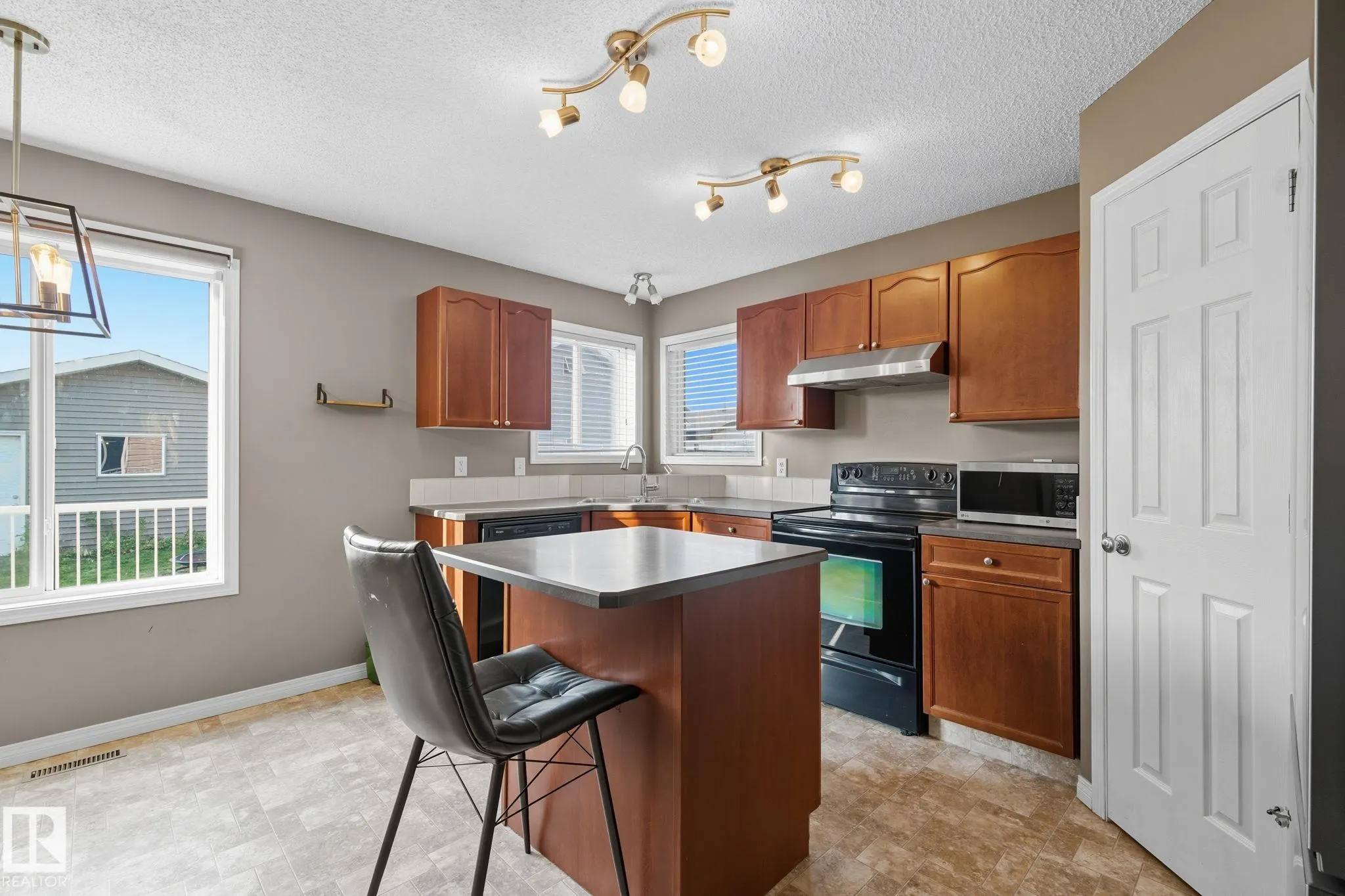 5587 Stevens Crescent
