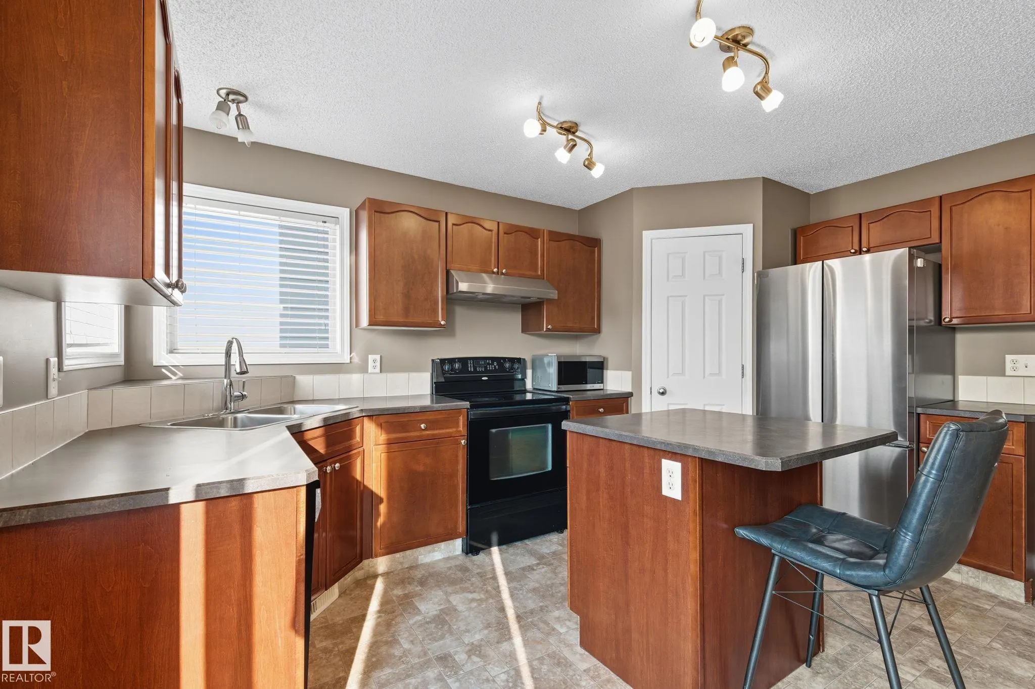 5587 Stevens Crescent