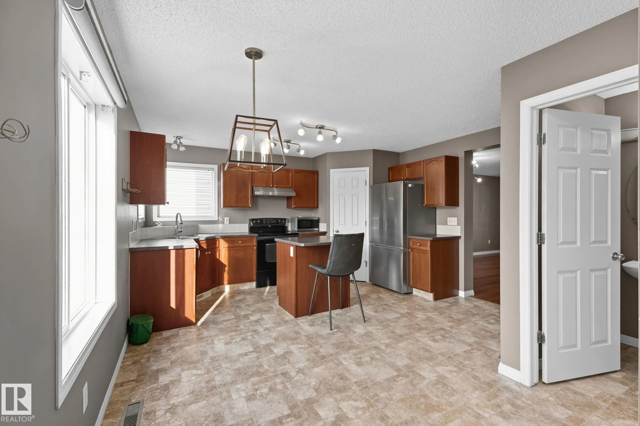 5587 Stevens Crescent