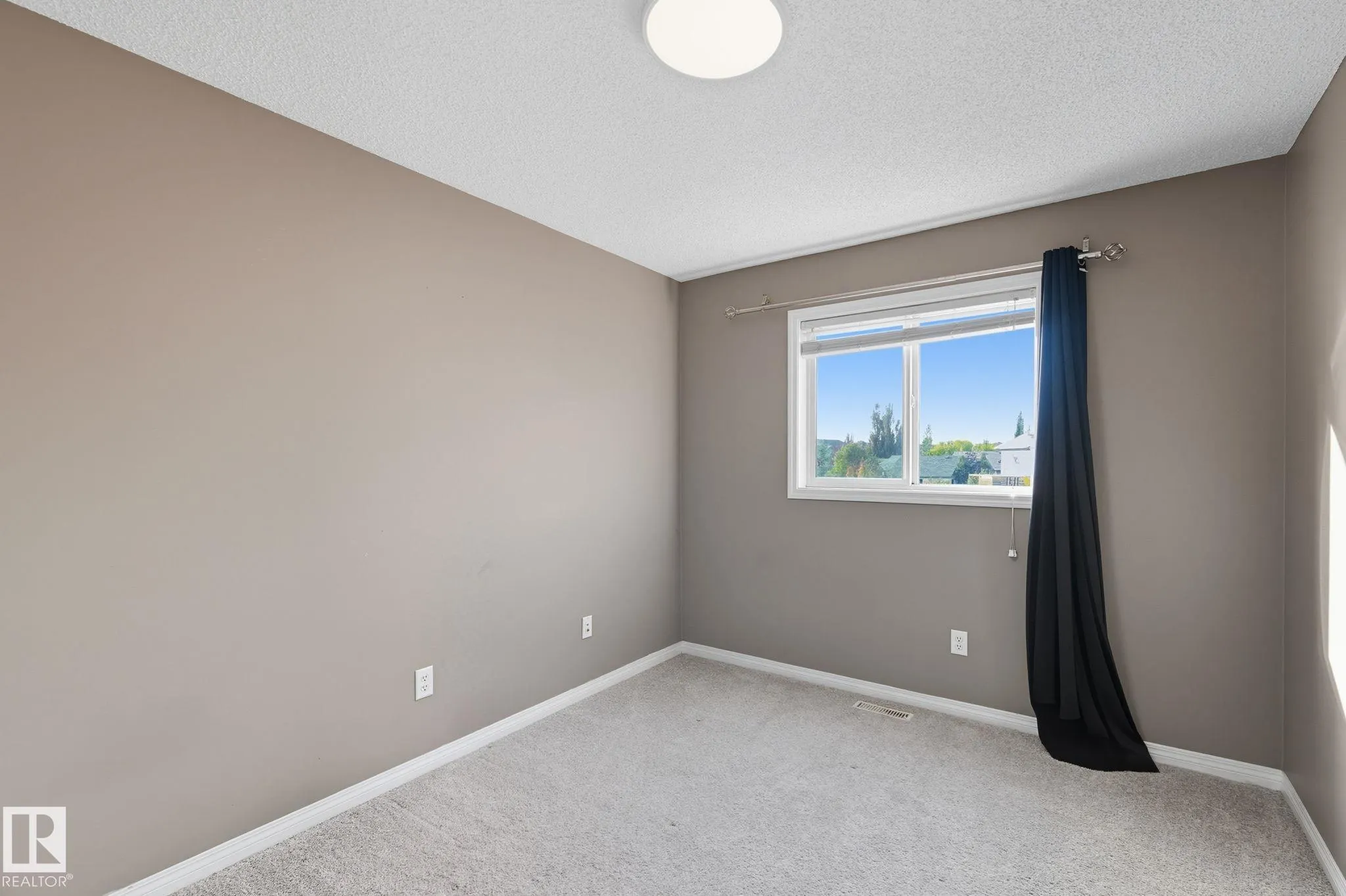 5587 Stevens Crescent