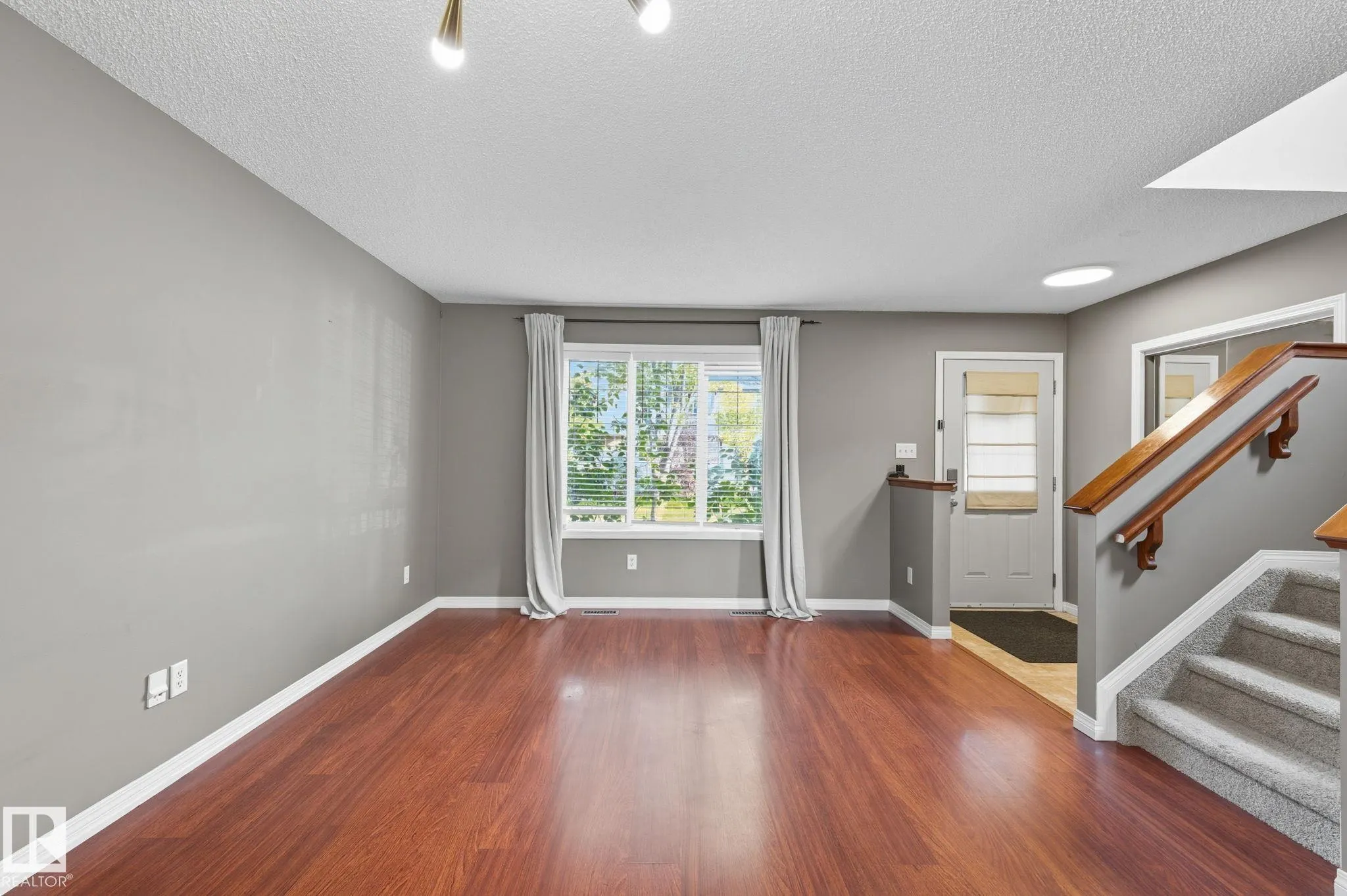 5587 Stevens Crescent