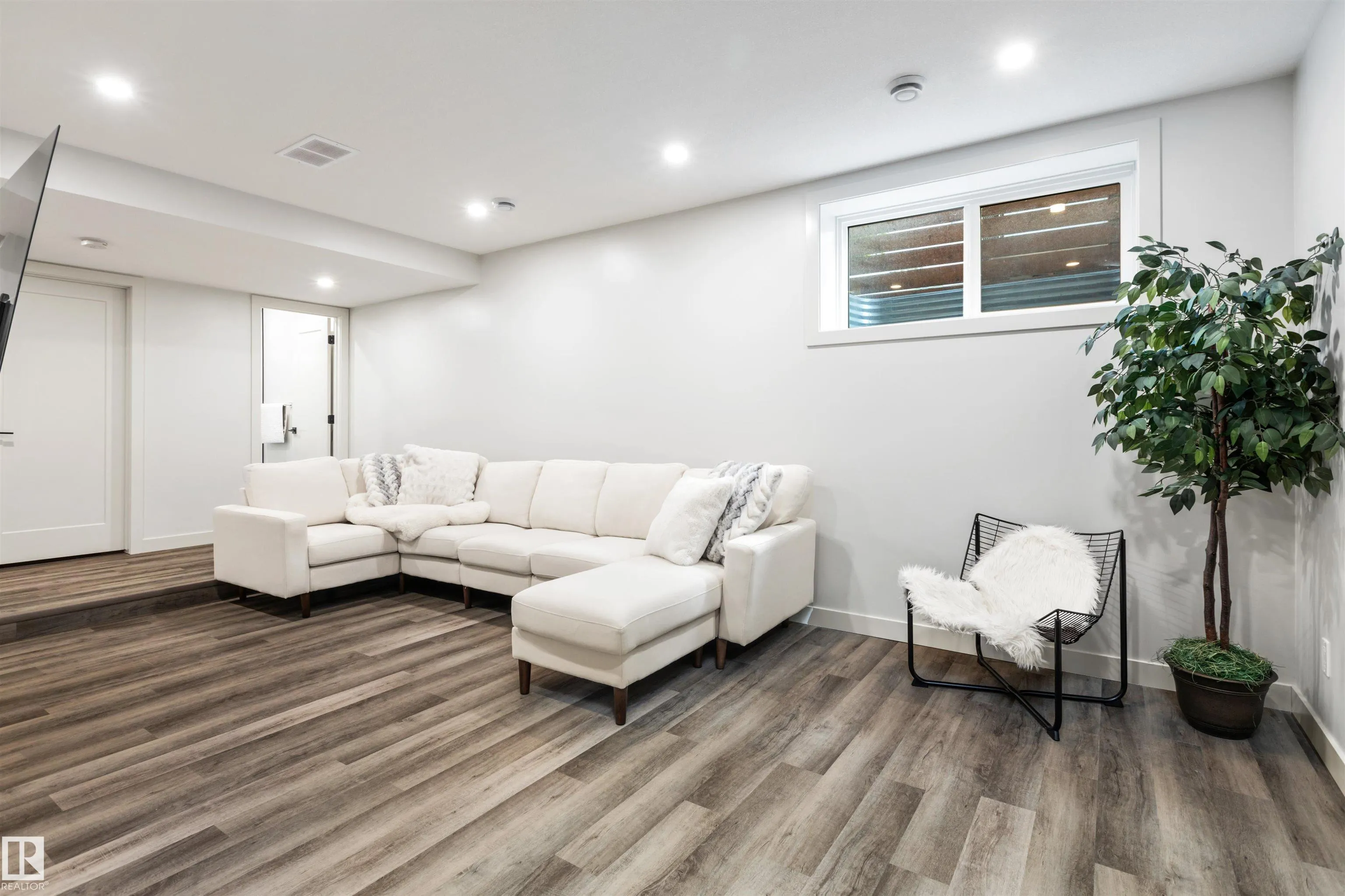 12037 124 Street