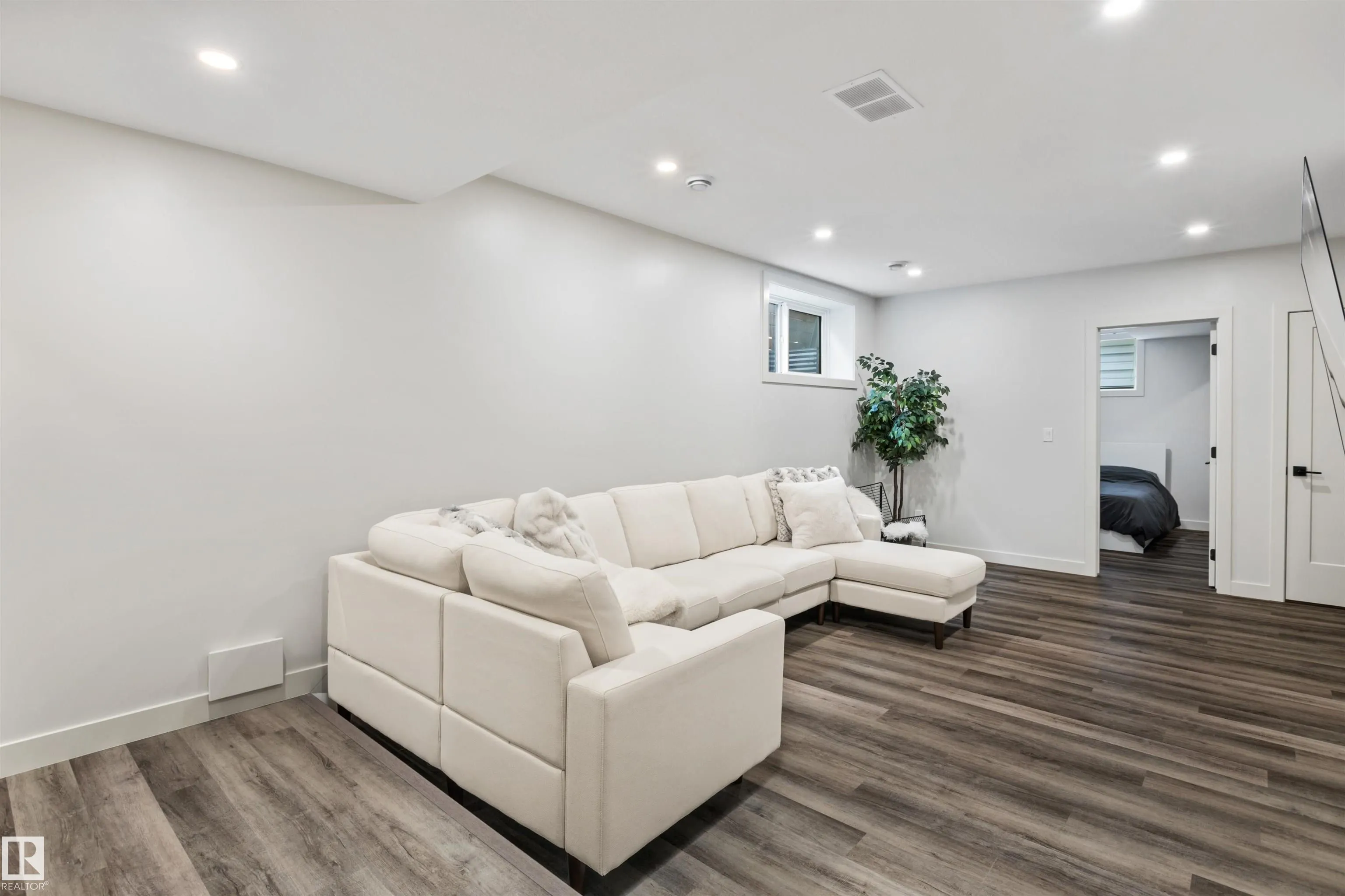 12037 124 Street