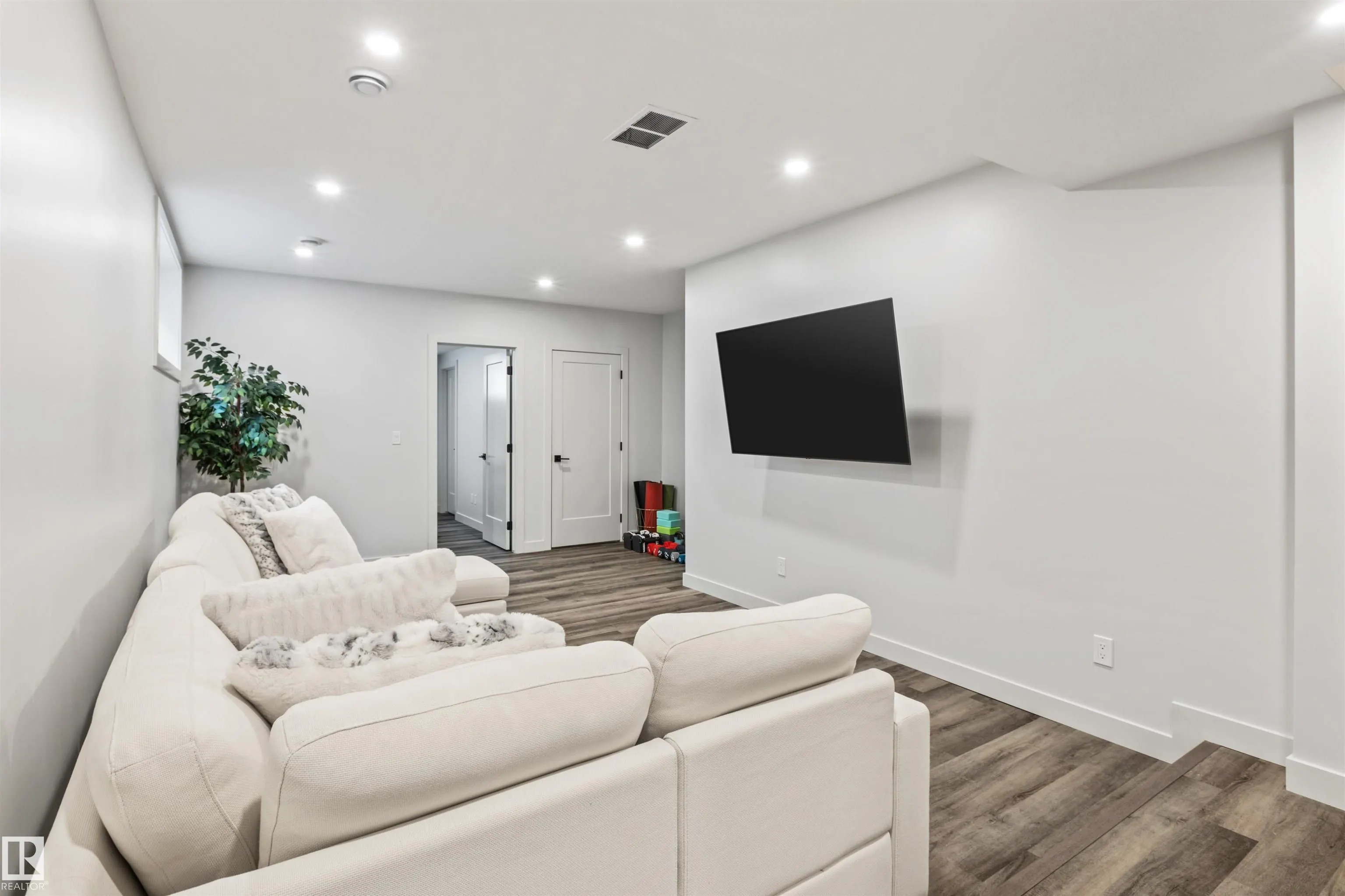 12037 124 Street