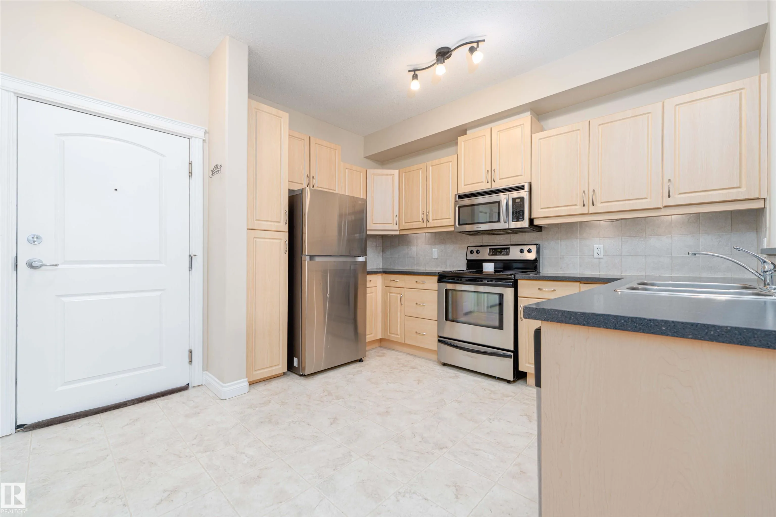 12408 15 Avenue
