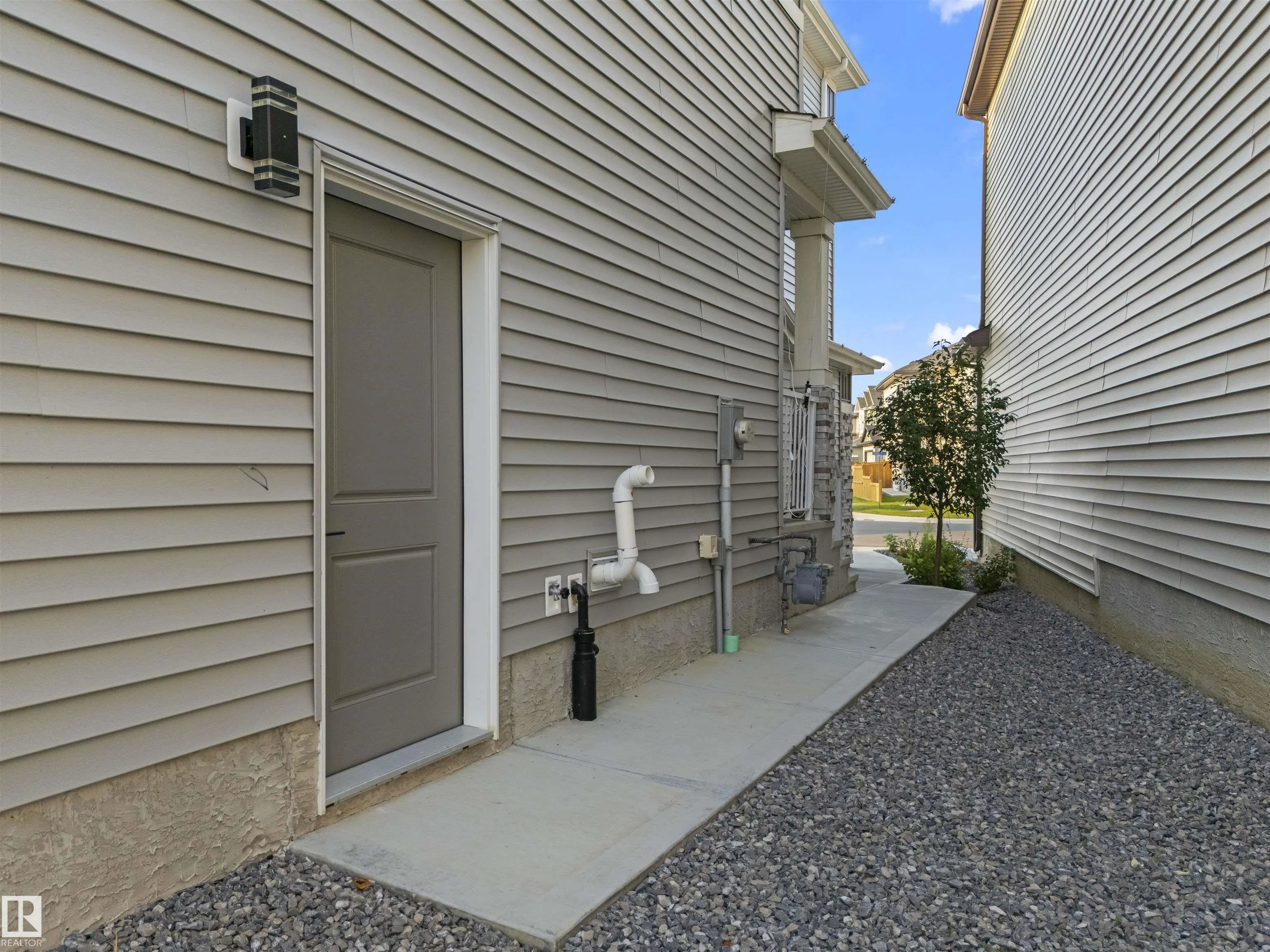 460 ROBERTS Crescent