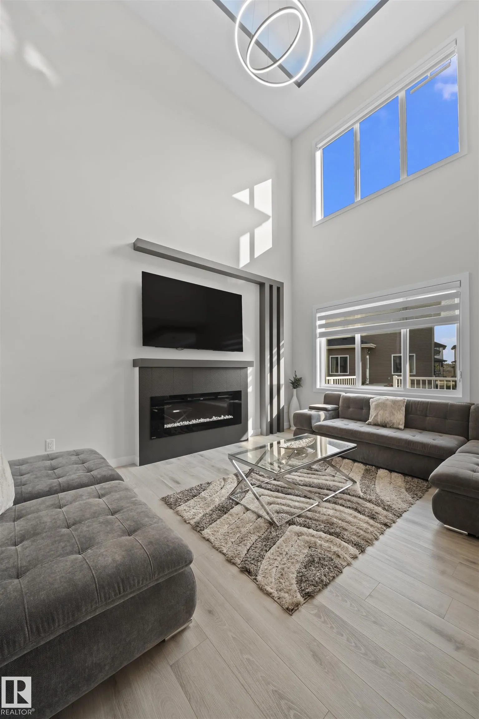 460 ROBERTS Crescent