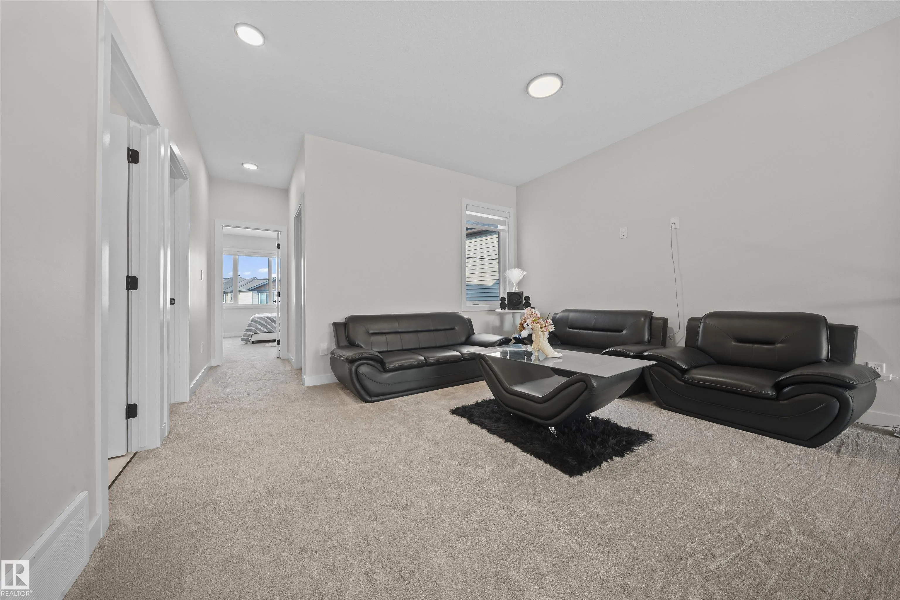 460 ROBERTS Crescent