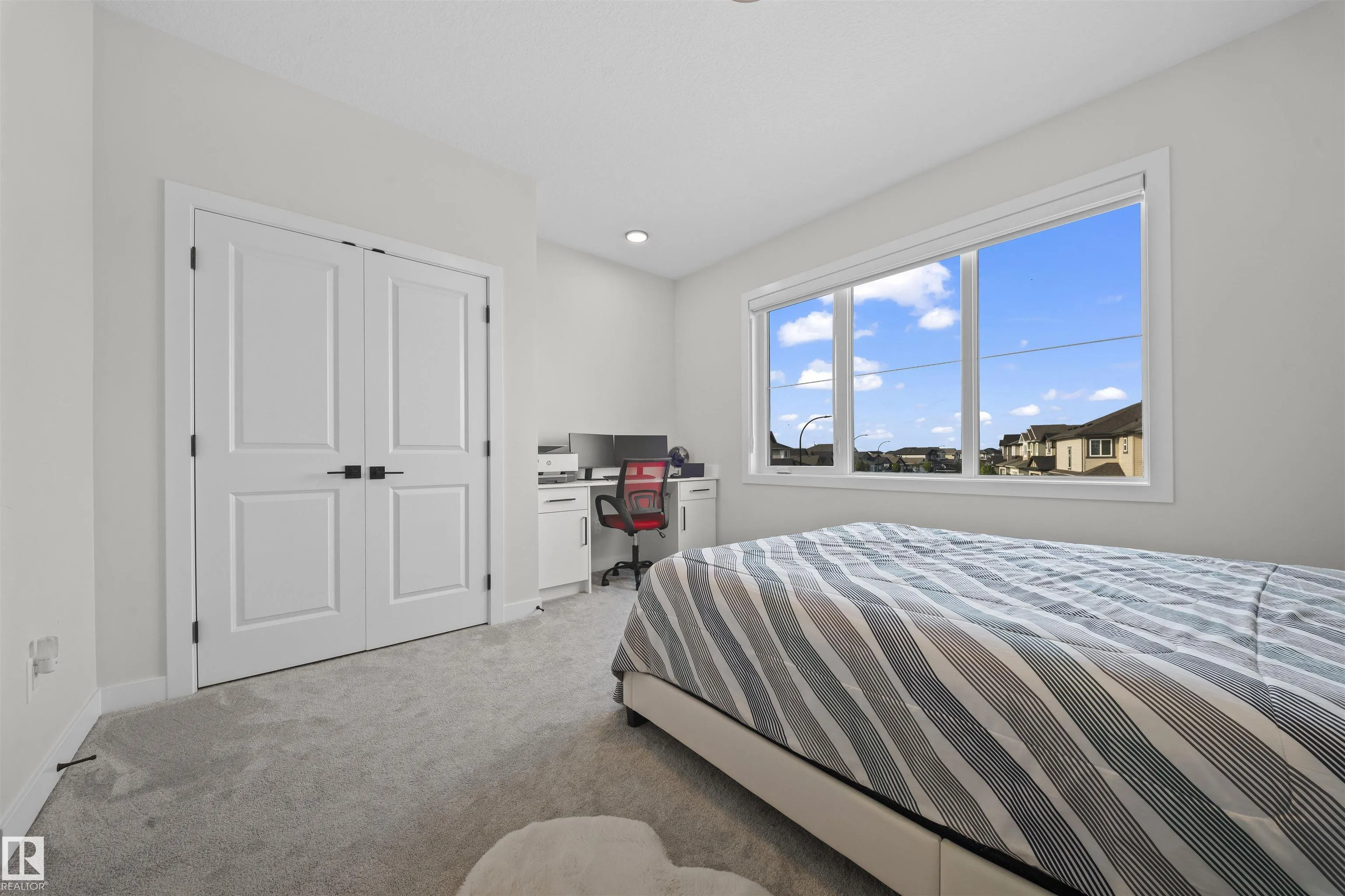 460 ROBERTS Crescent