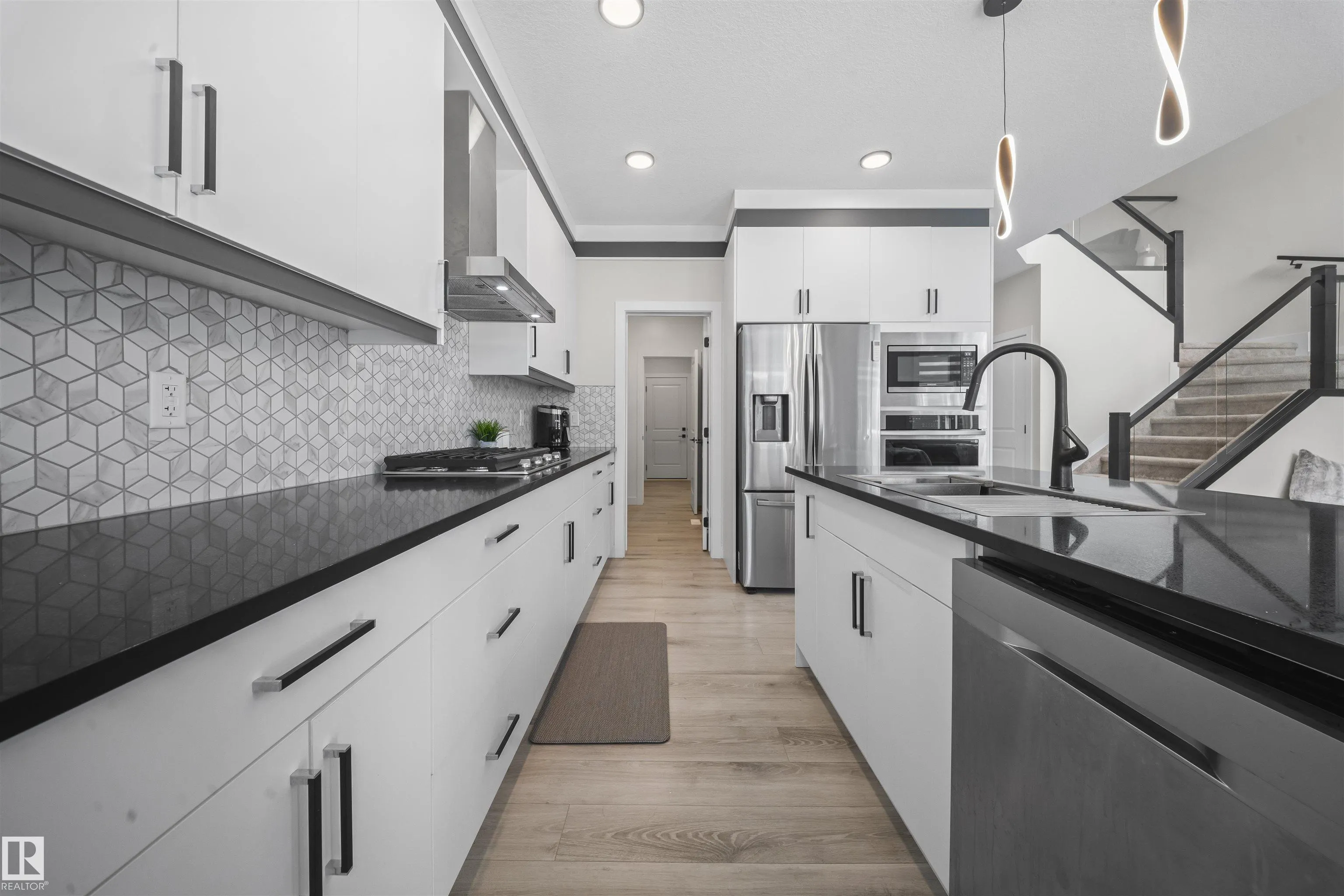 460 ROBERTS Crescent