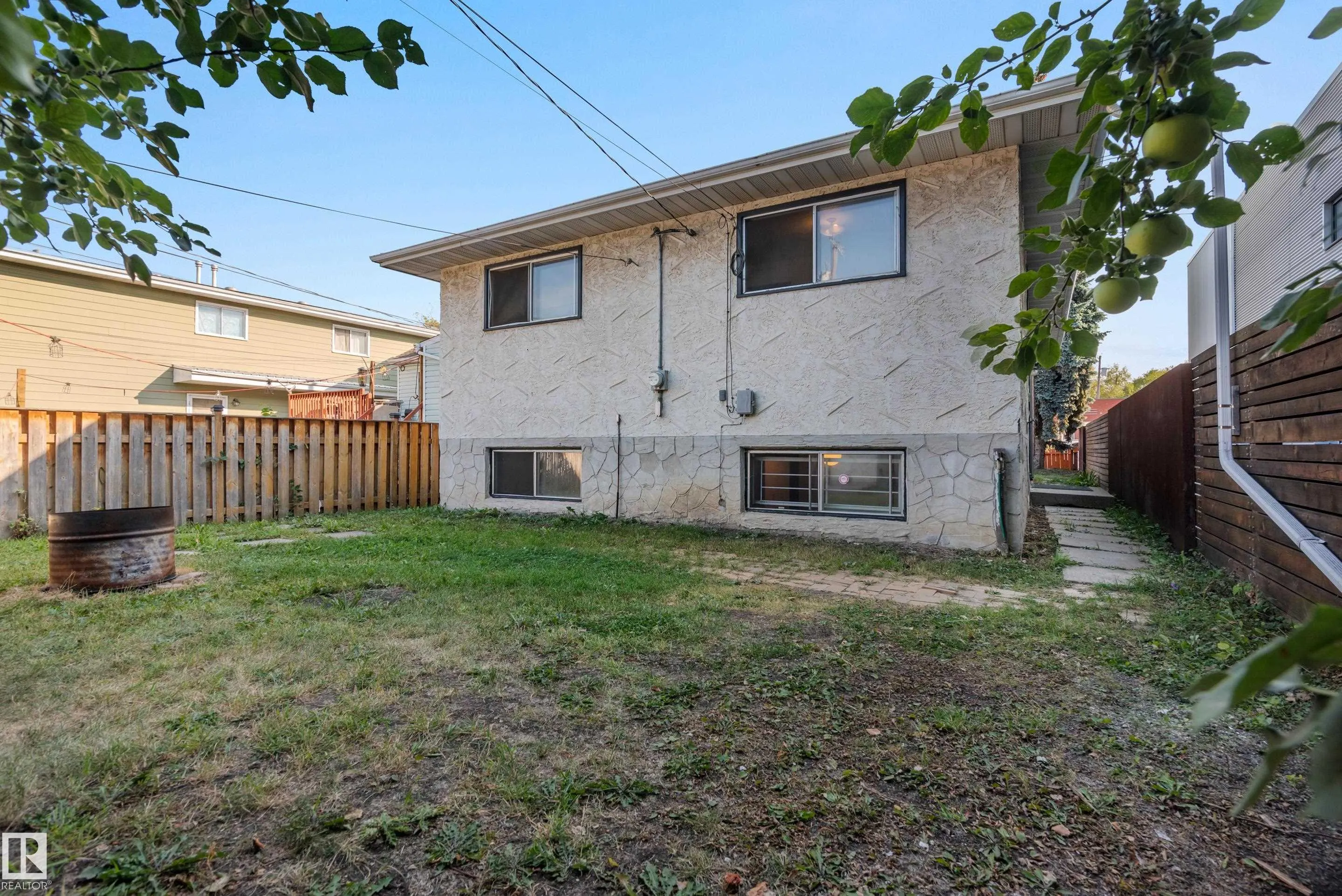 9558 76 Avenue
