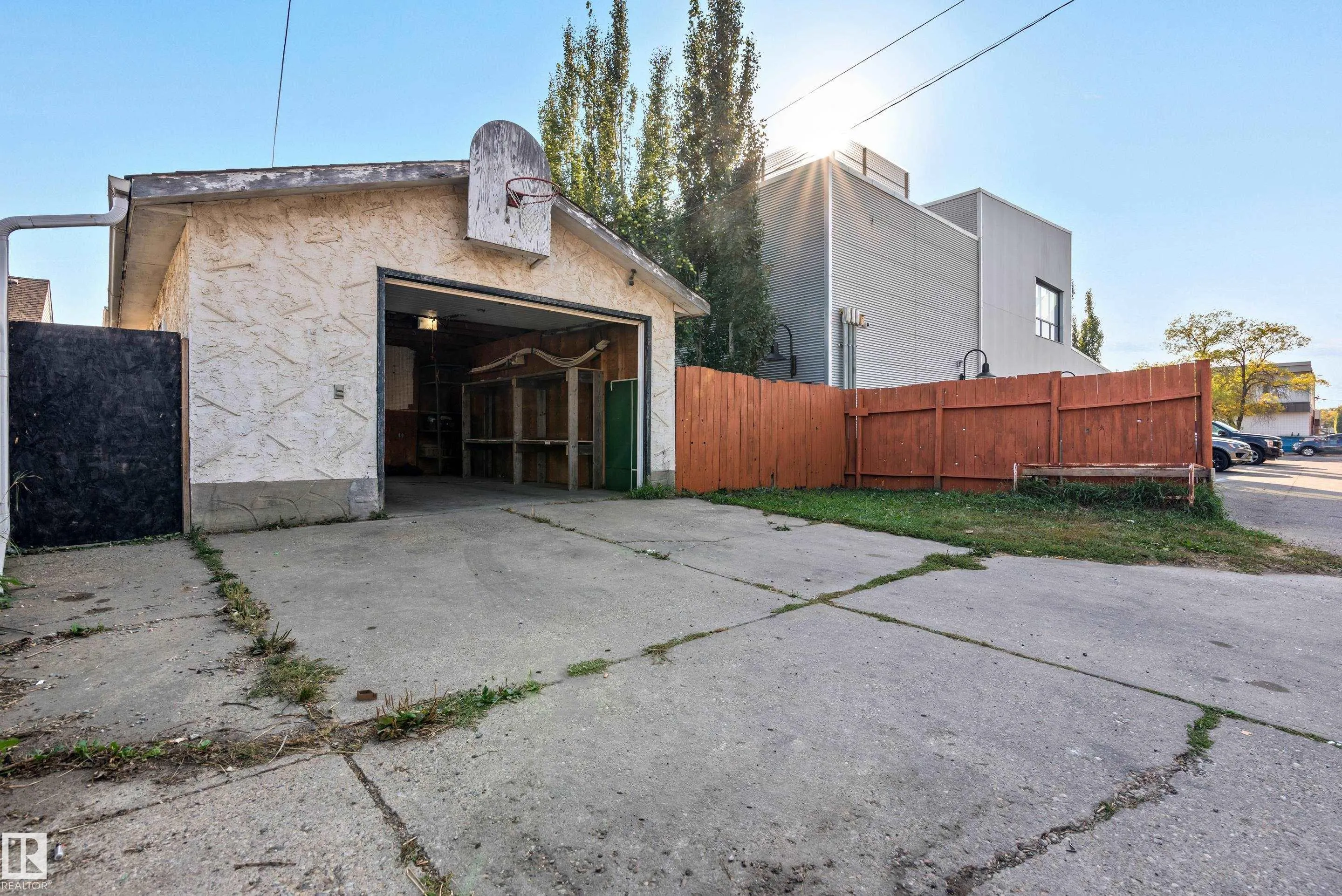 9558 76 Avenue