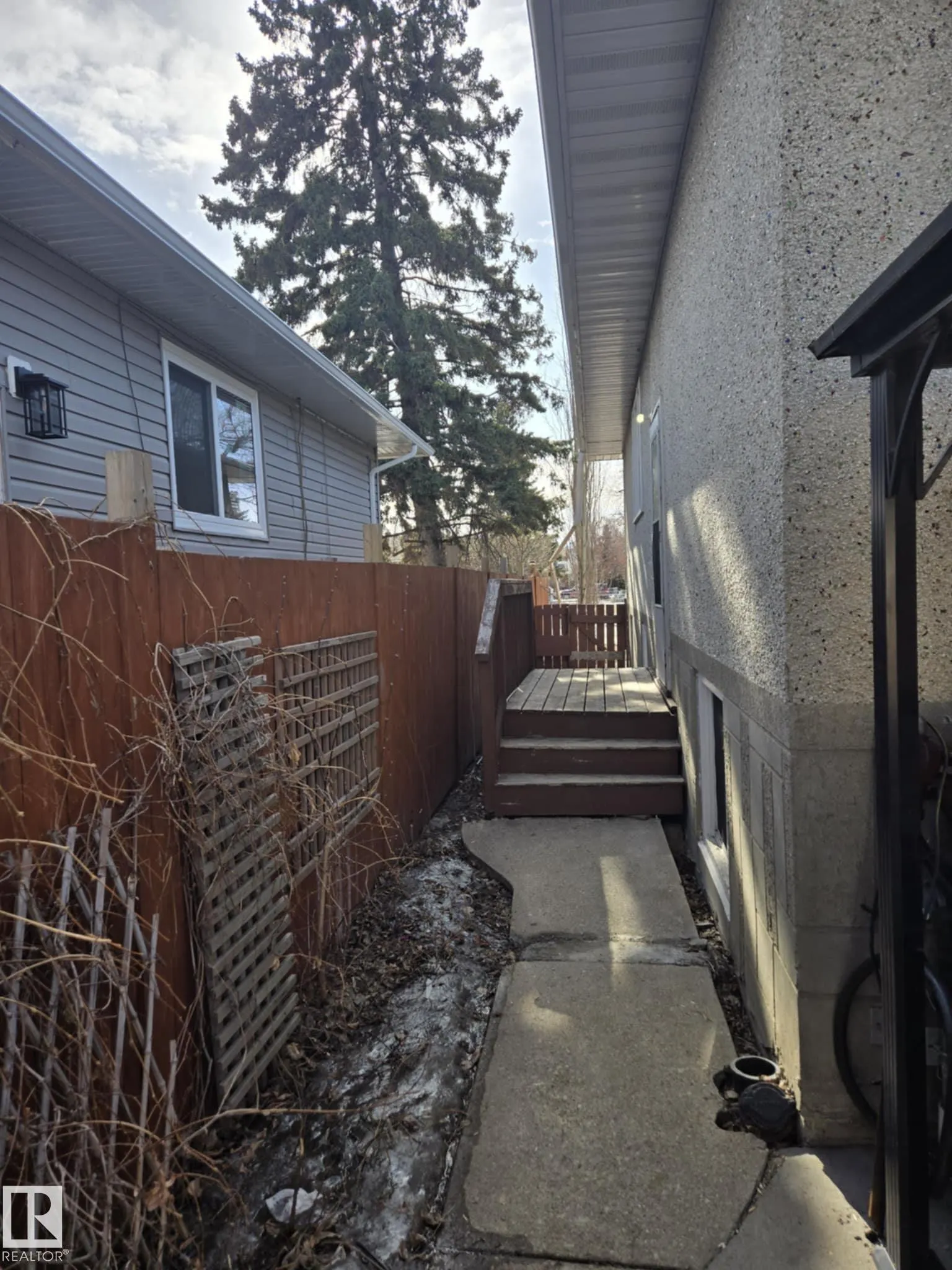 6422 - 6424 132 Avenue