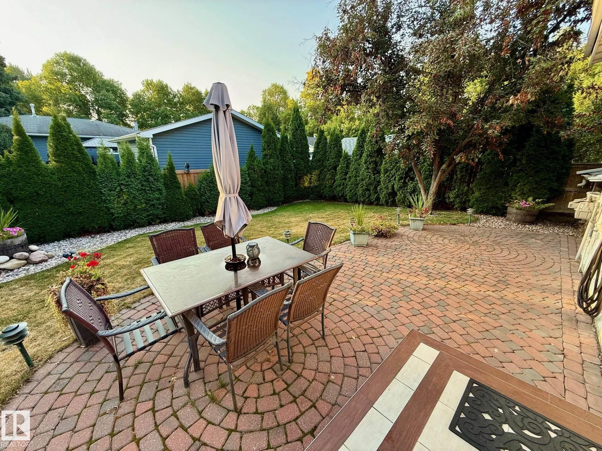 77 FOREST Drive