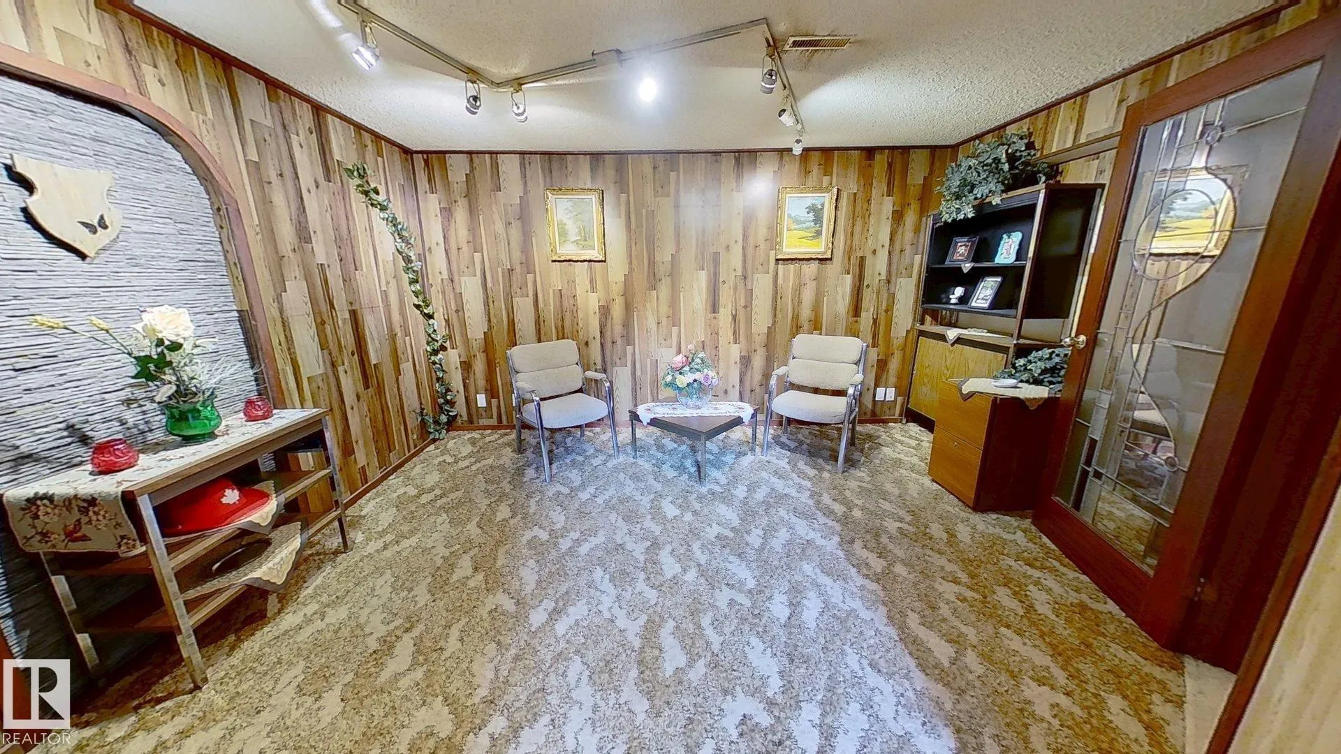 77 FOREST Drive