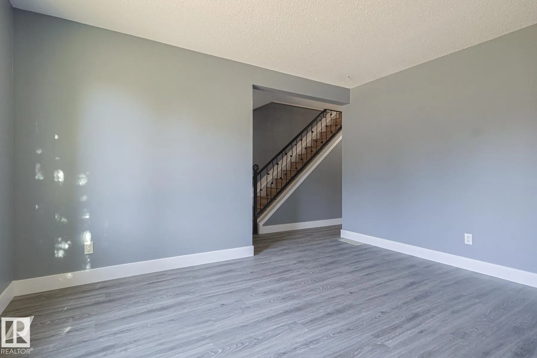 112 WELLINGTON Crescent
