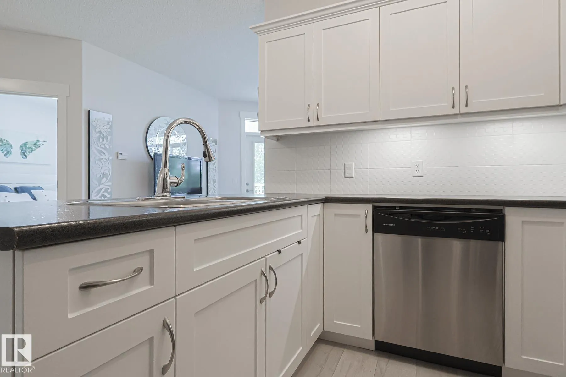 112A 511 Queen Street