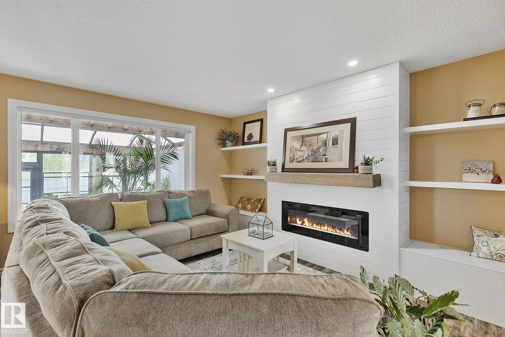 15 HARWOOD Court