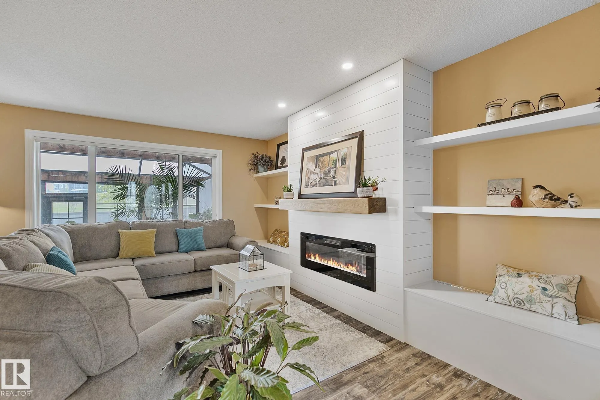 15 HARWOOD Court