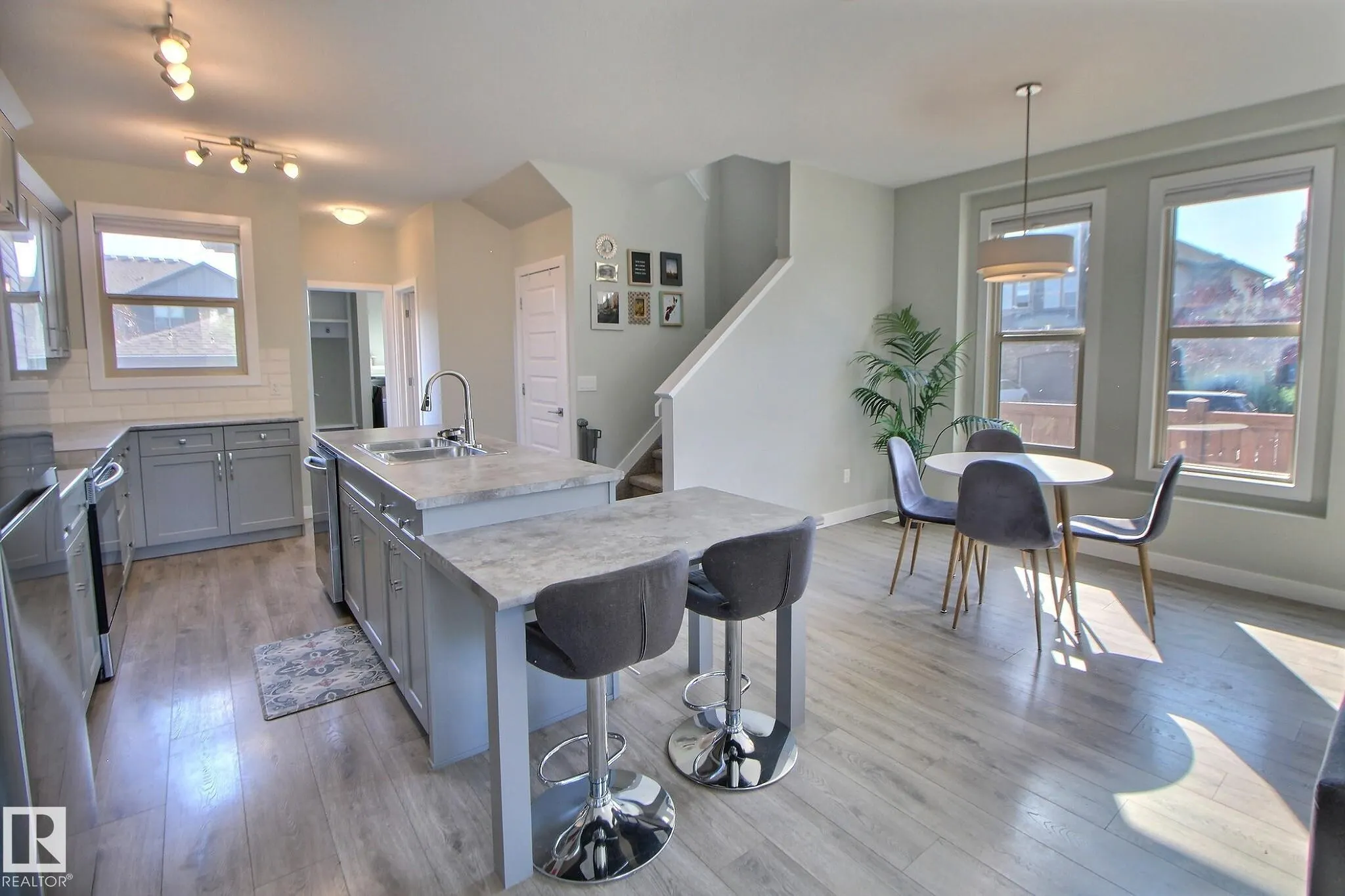 28 GREENBURY Manor