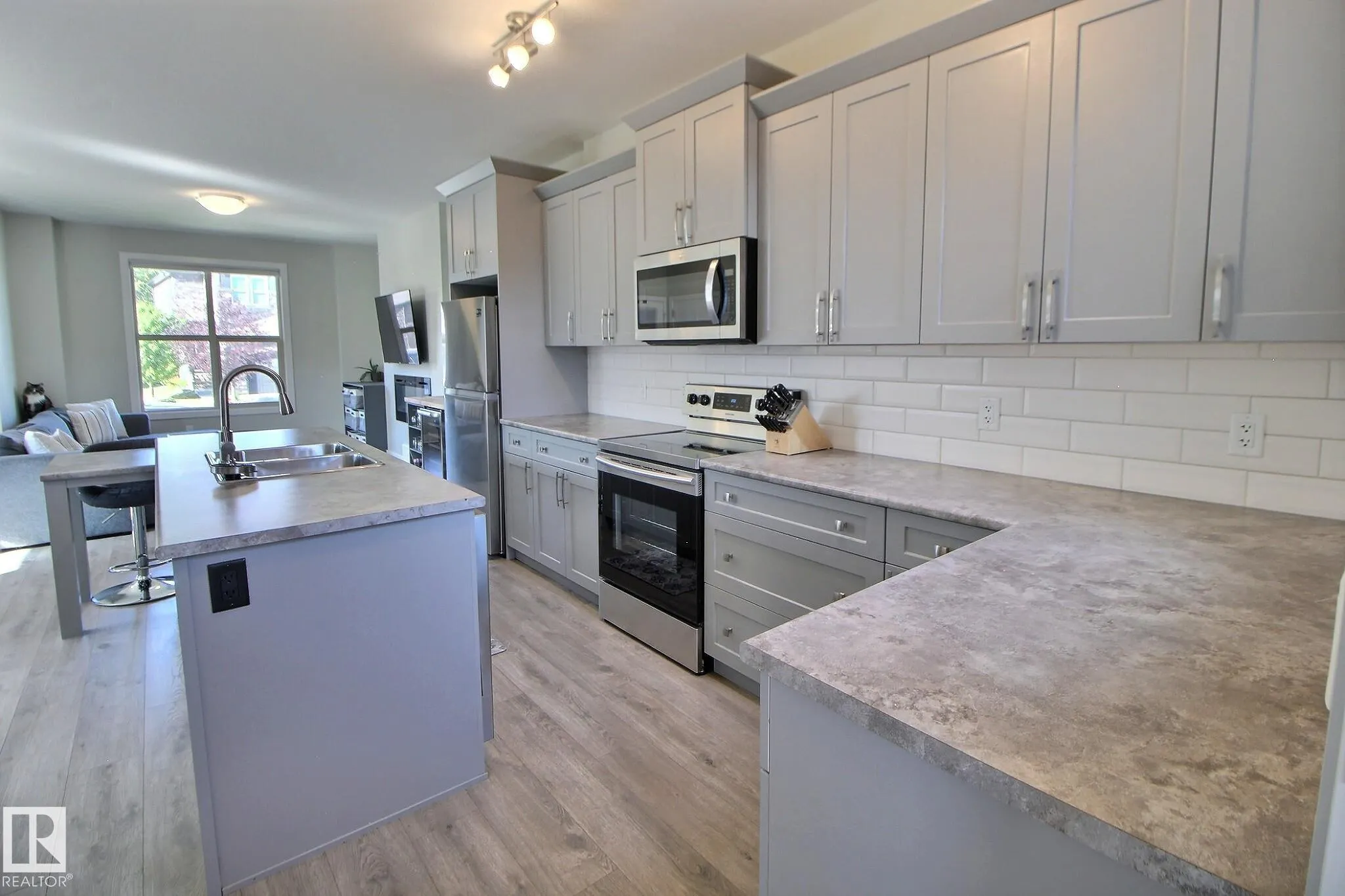 28 GREENBURY Manor