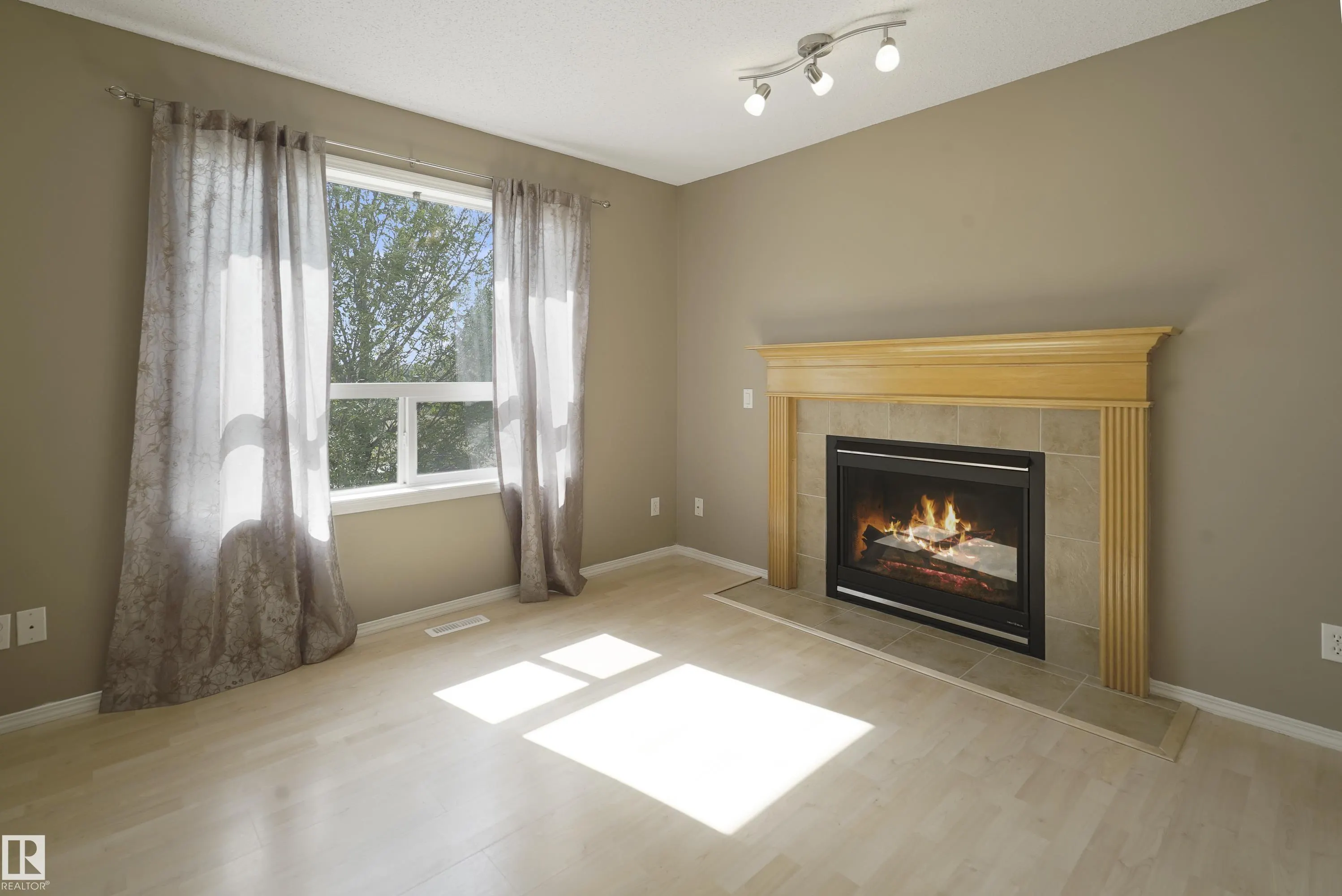 450 HYNDMAN Crescent