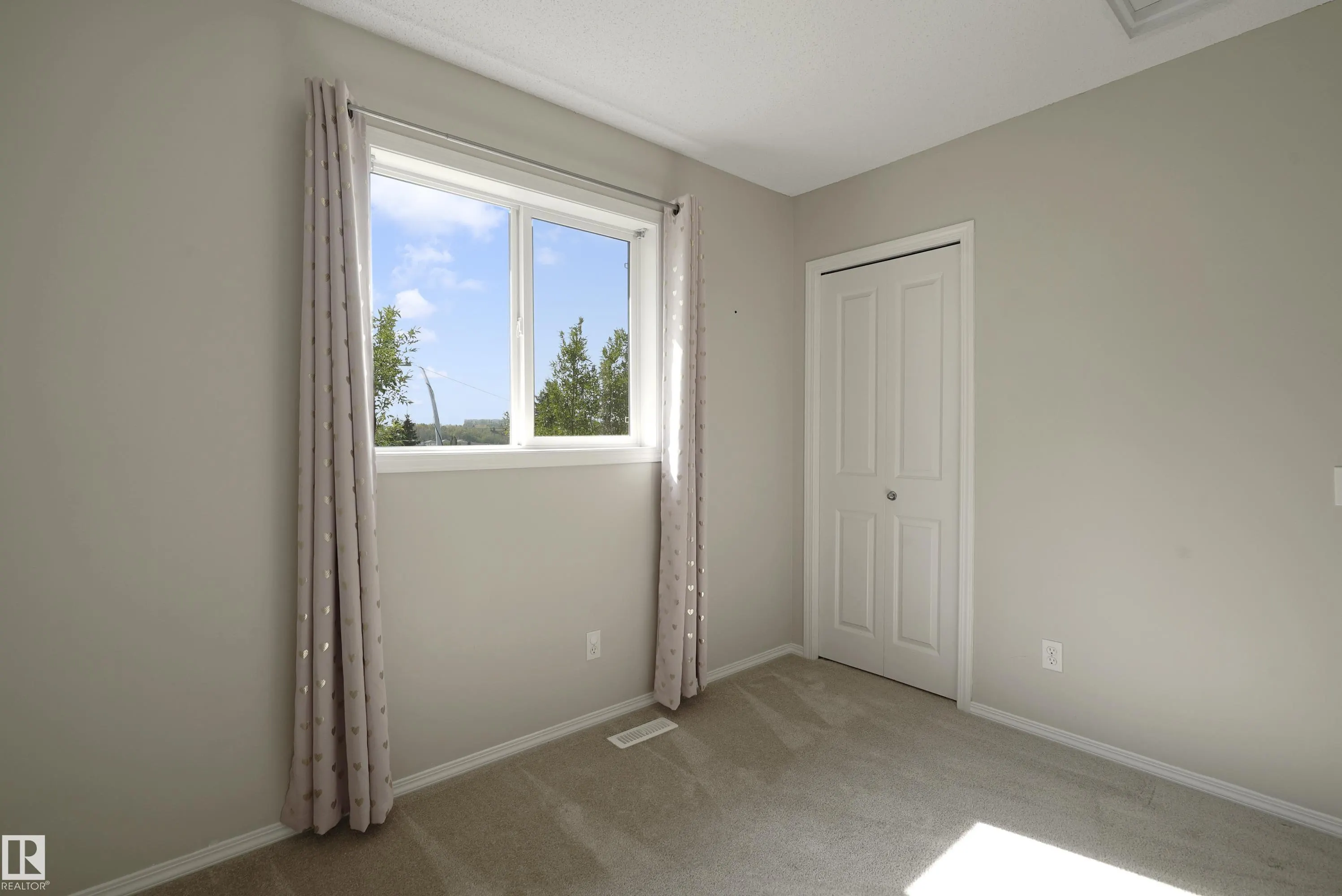 450 HYNDMAN Crescent