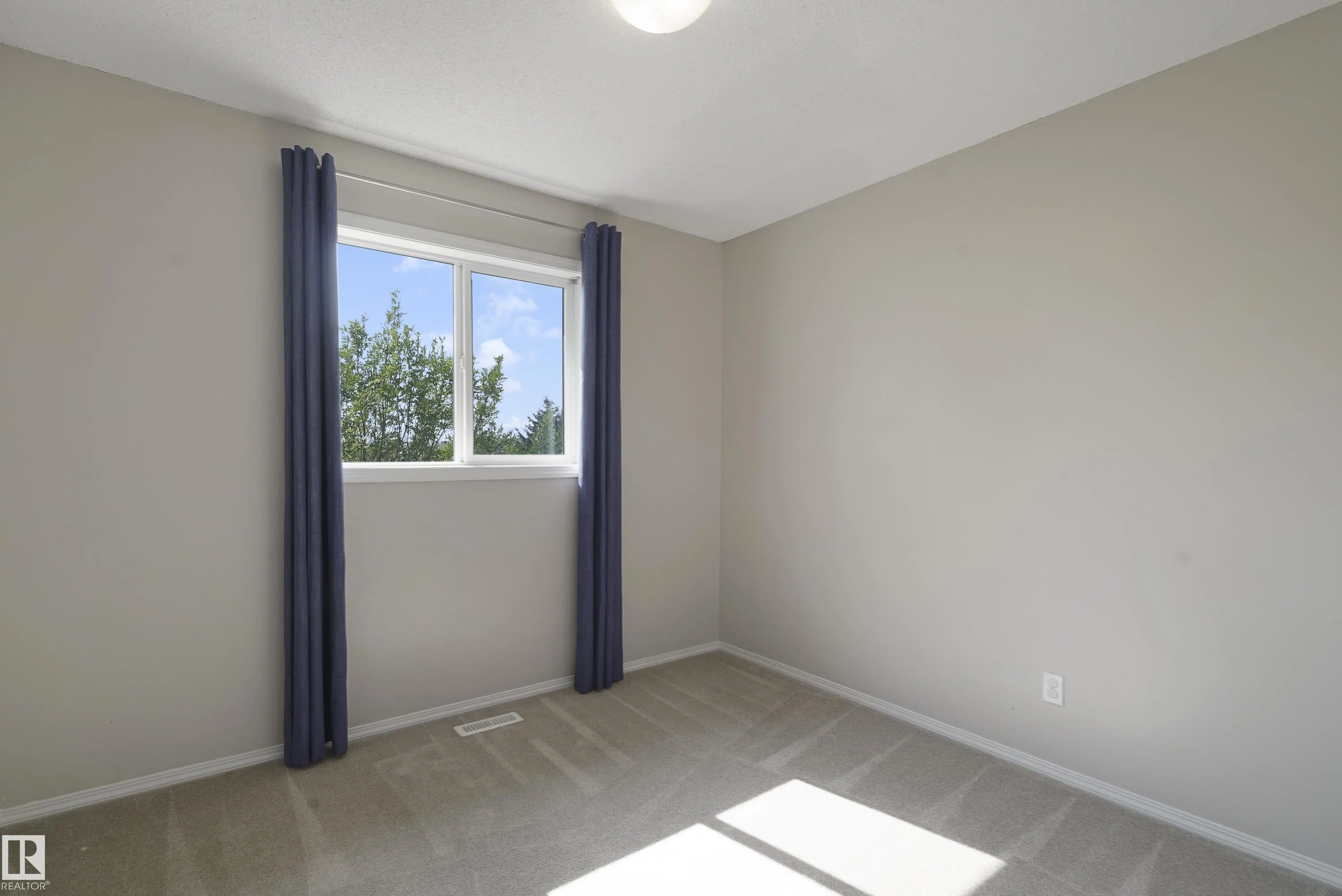 450 HYNDMAN Crescent