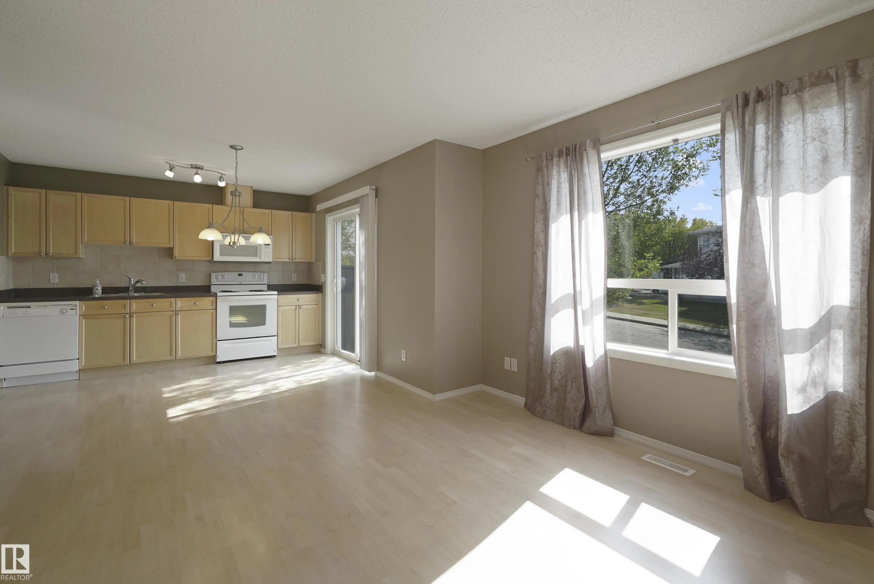 450 HYNDMAN Crescent