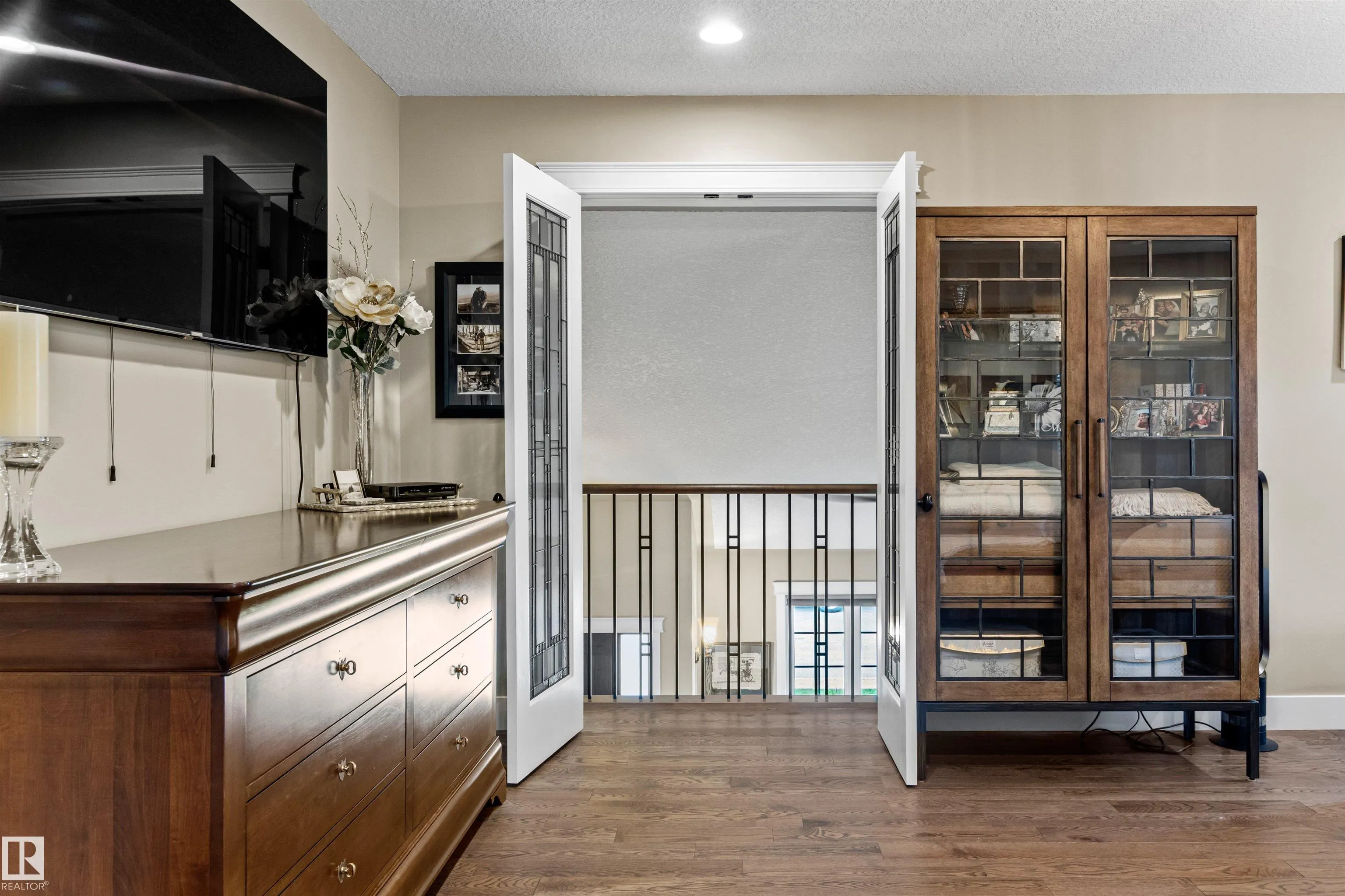 212 WOLF RIDGE Close