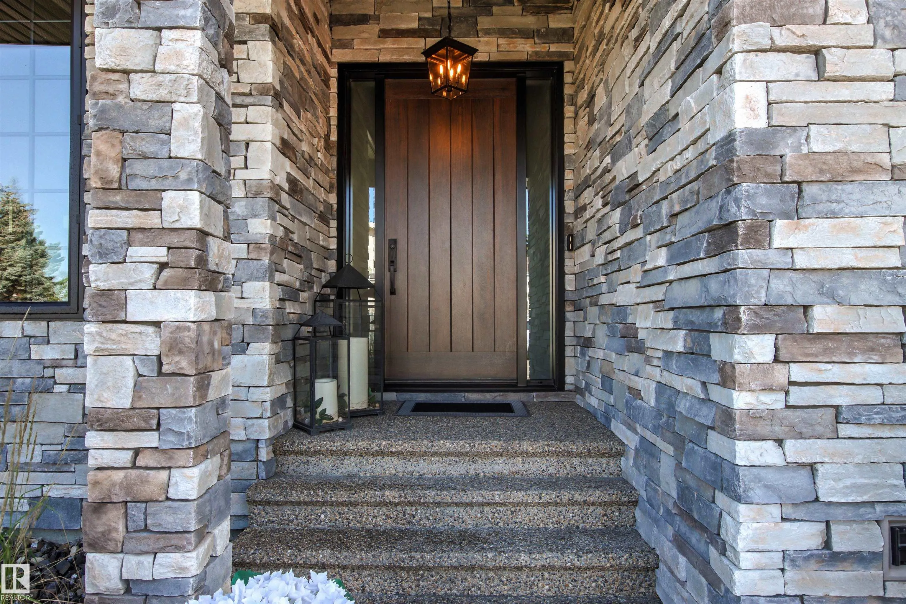 212 WOLF RIDGE Close