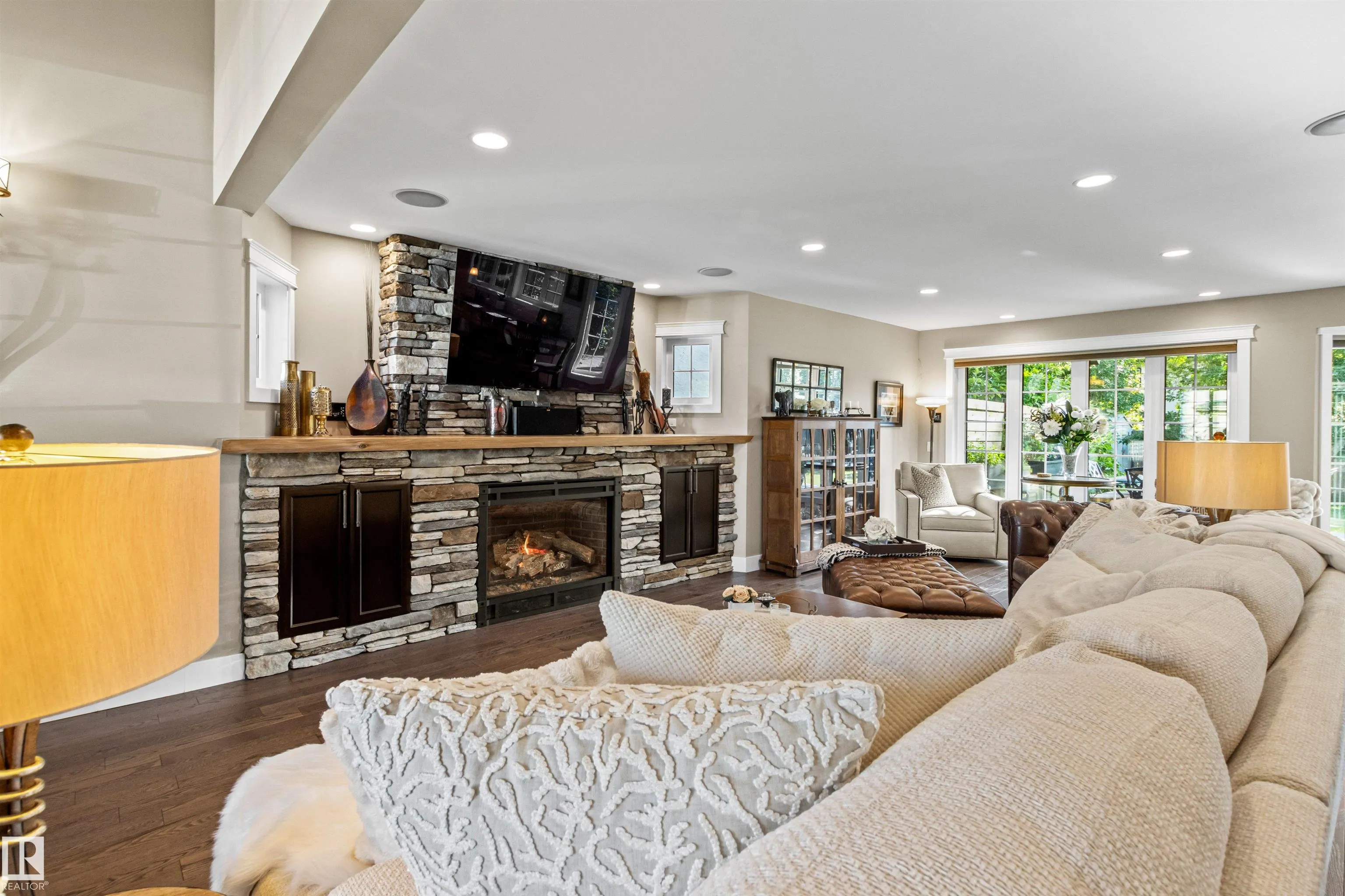 212 WOLF RIDGE Close