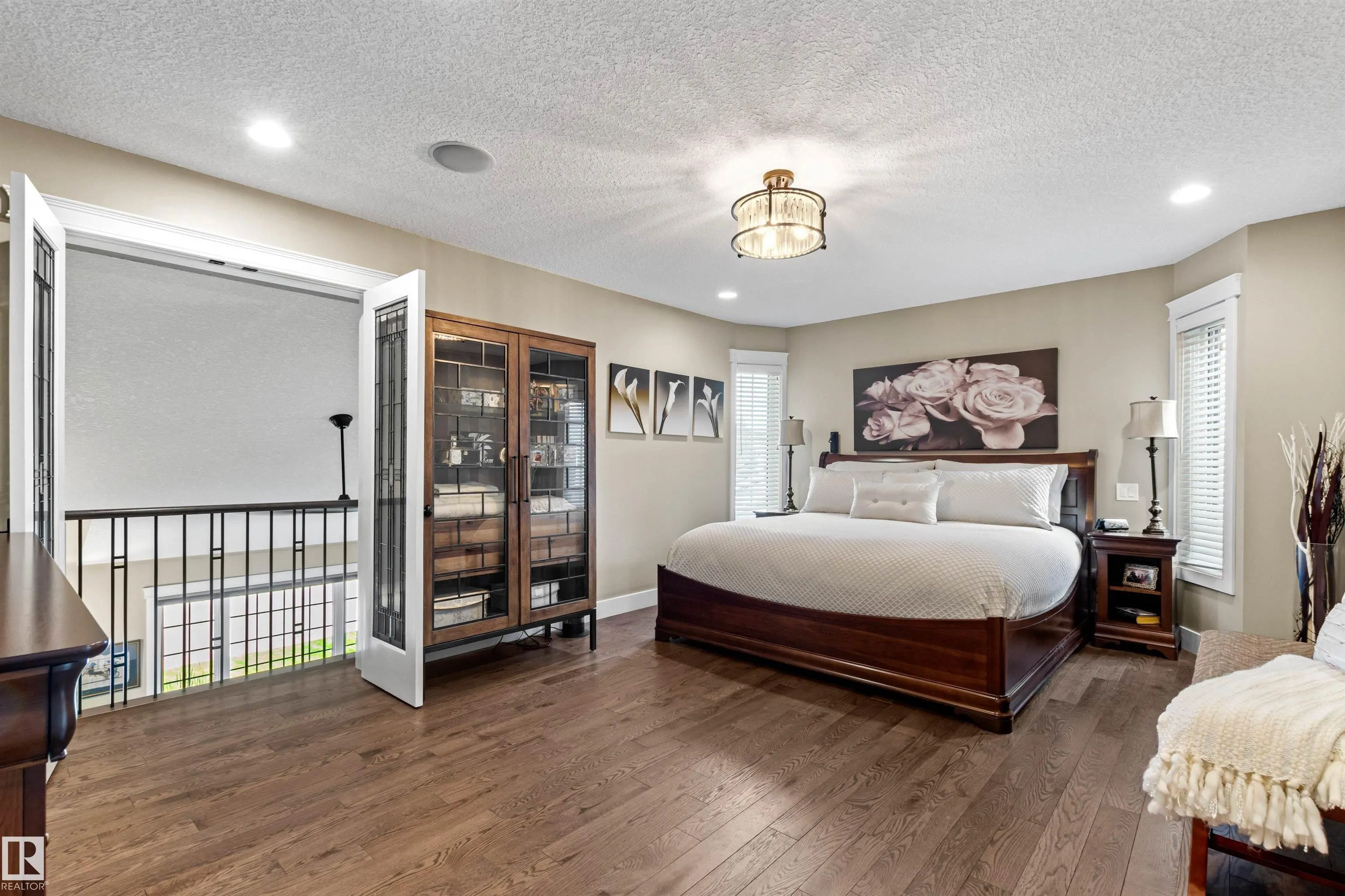 212 WOLF RIDGE Close