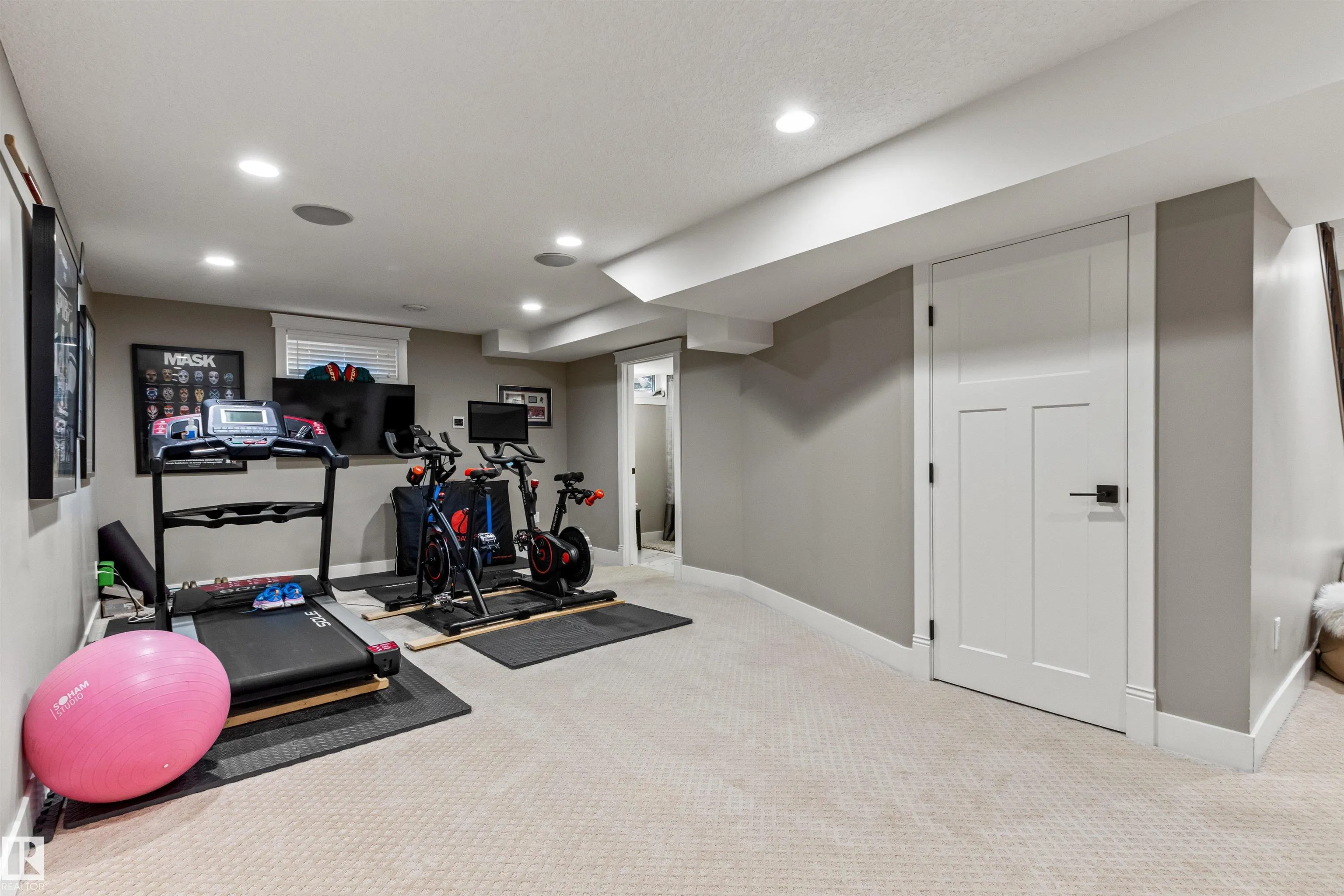 212 WOLF RIDGE Close