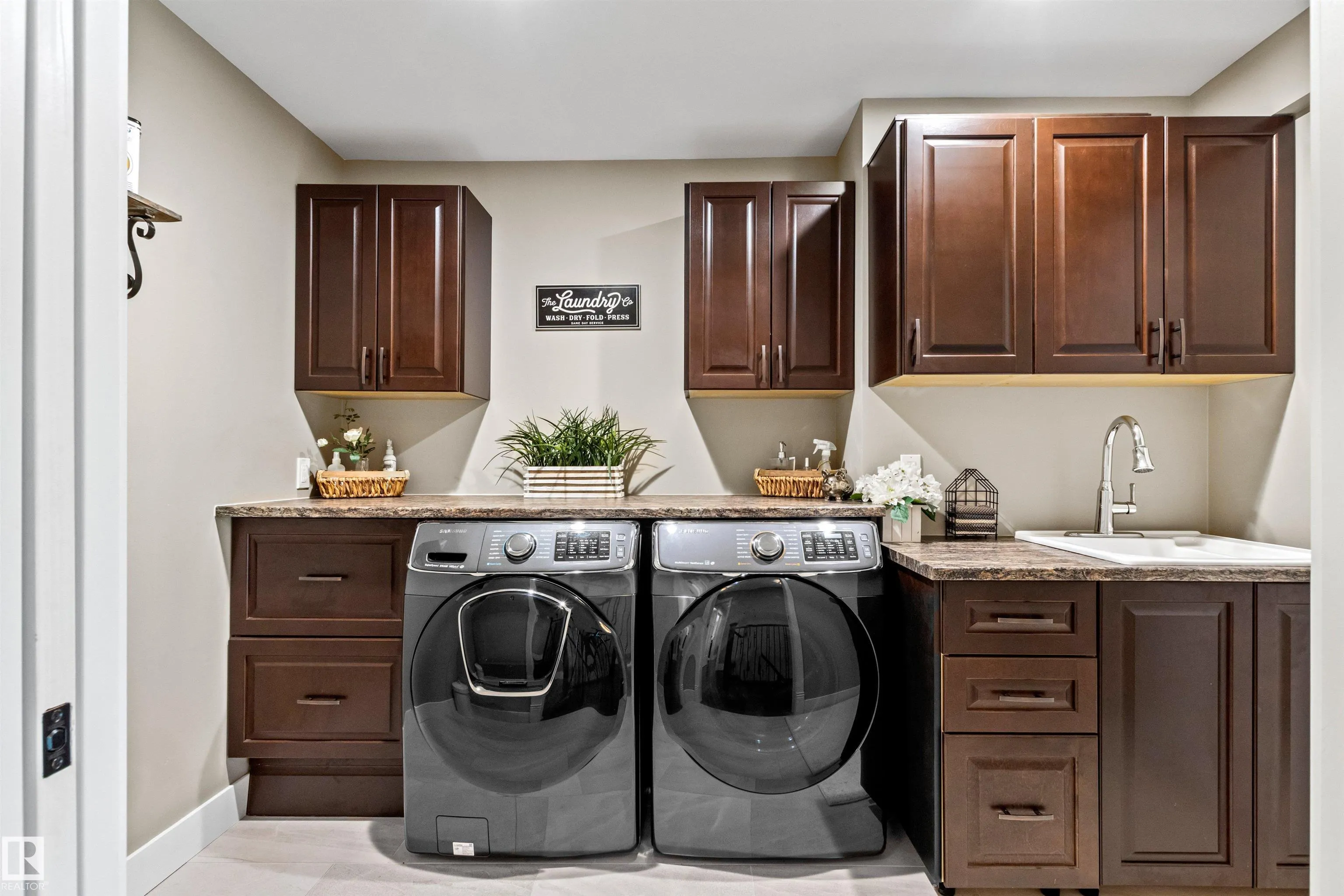 212 WOLF RIDGE Close
