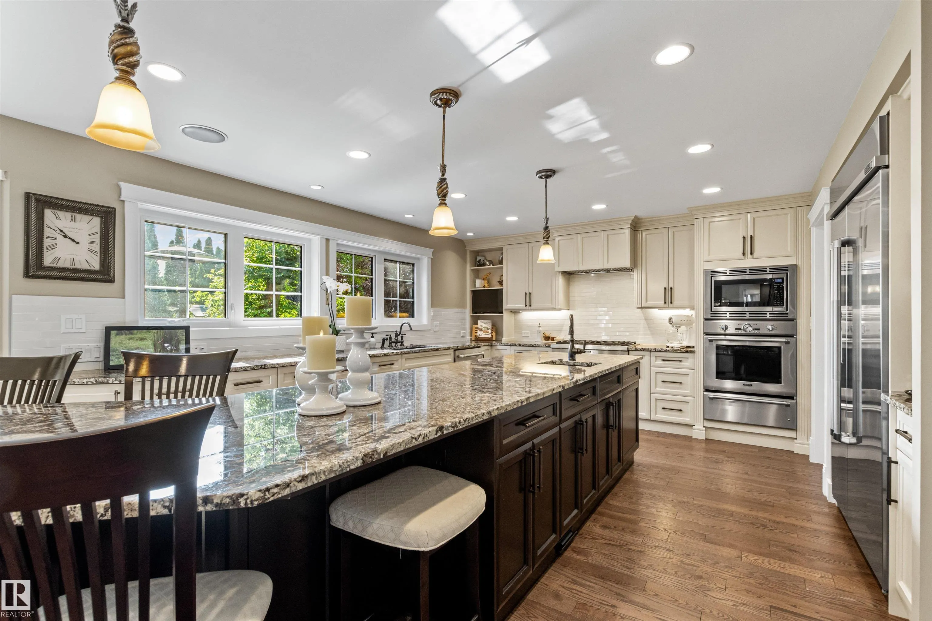 212 WOLF RIDGE Close