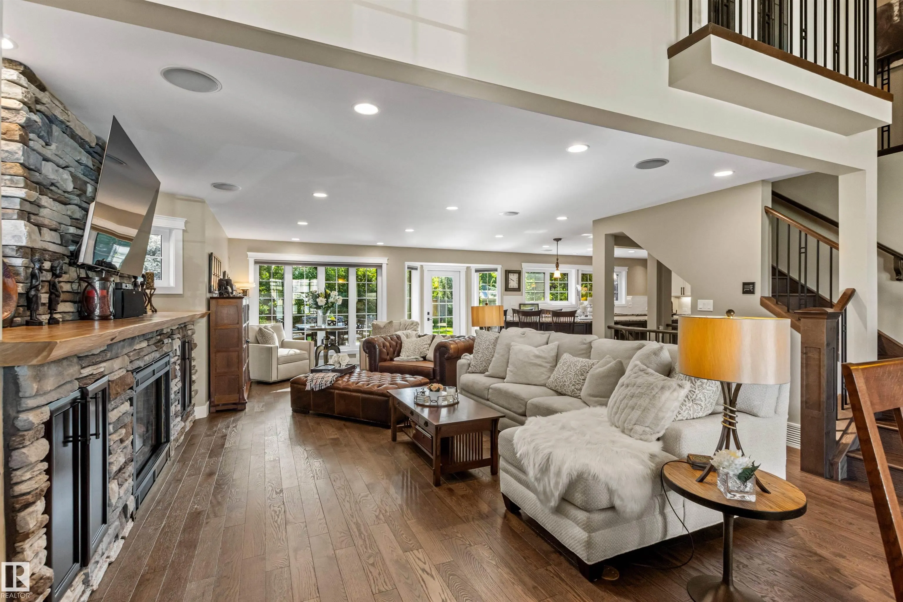 212 WOLF RIDGE Close