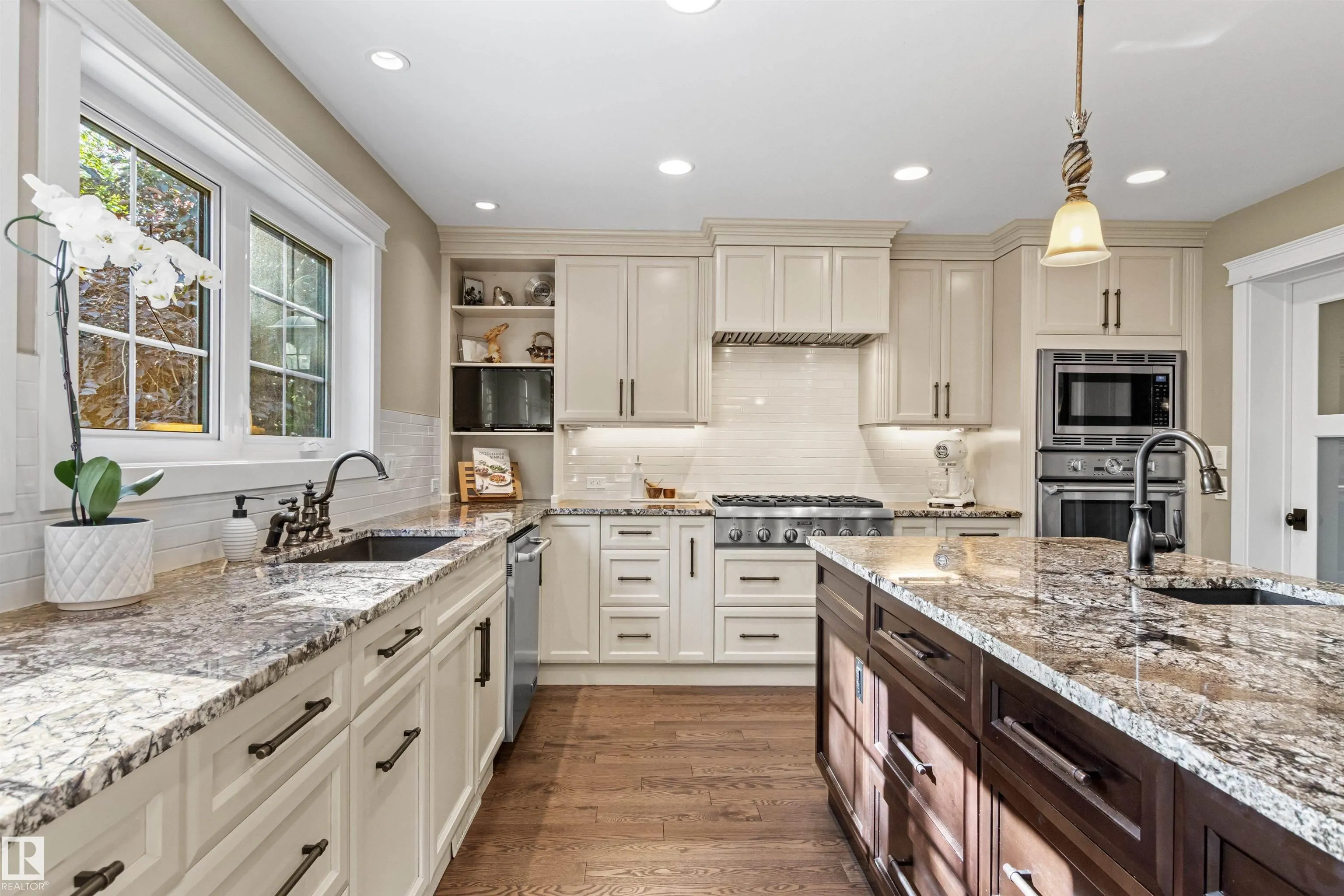 212 WOLF RIDGE Close