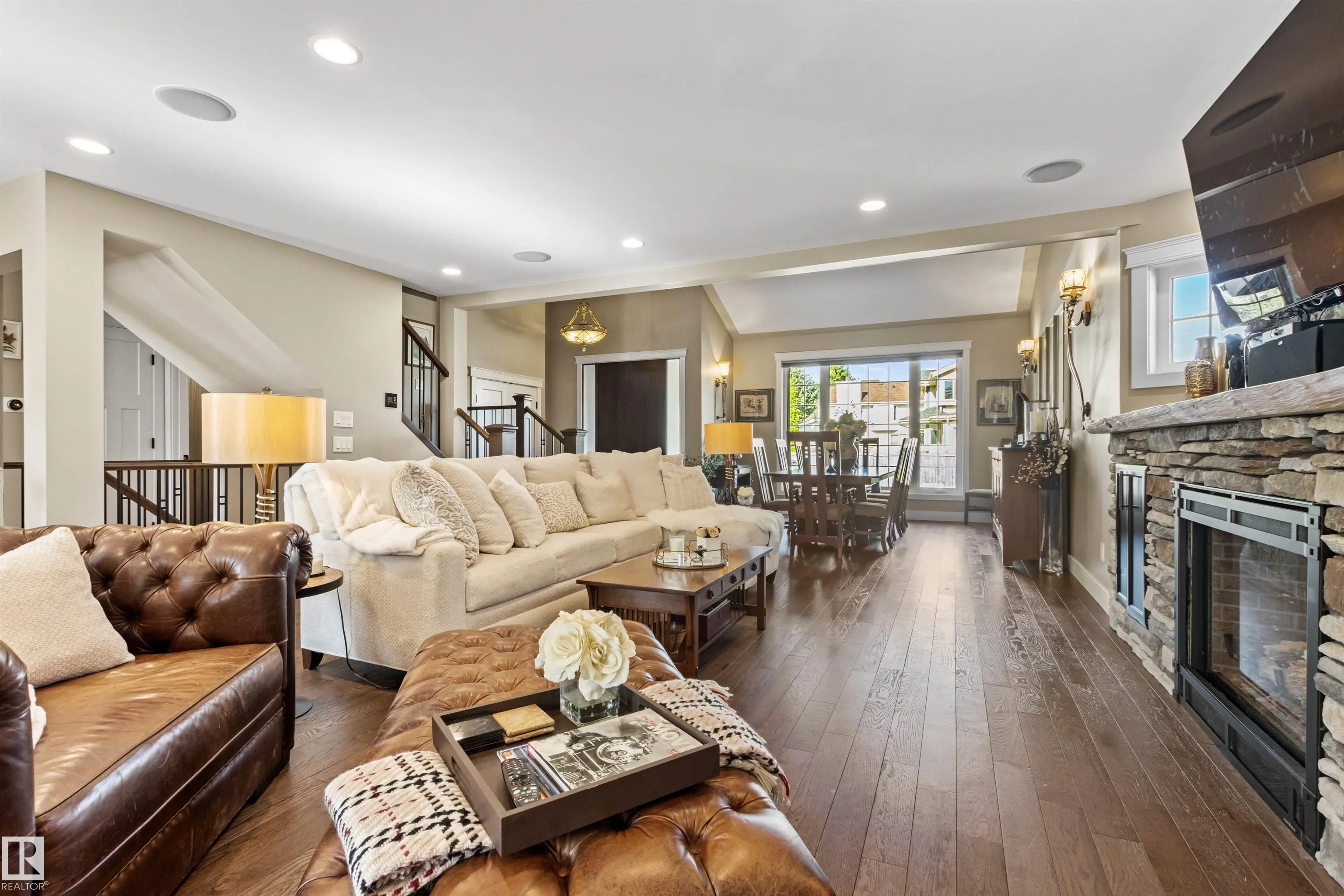 212 WOLF RIDGE Close