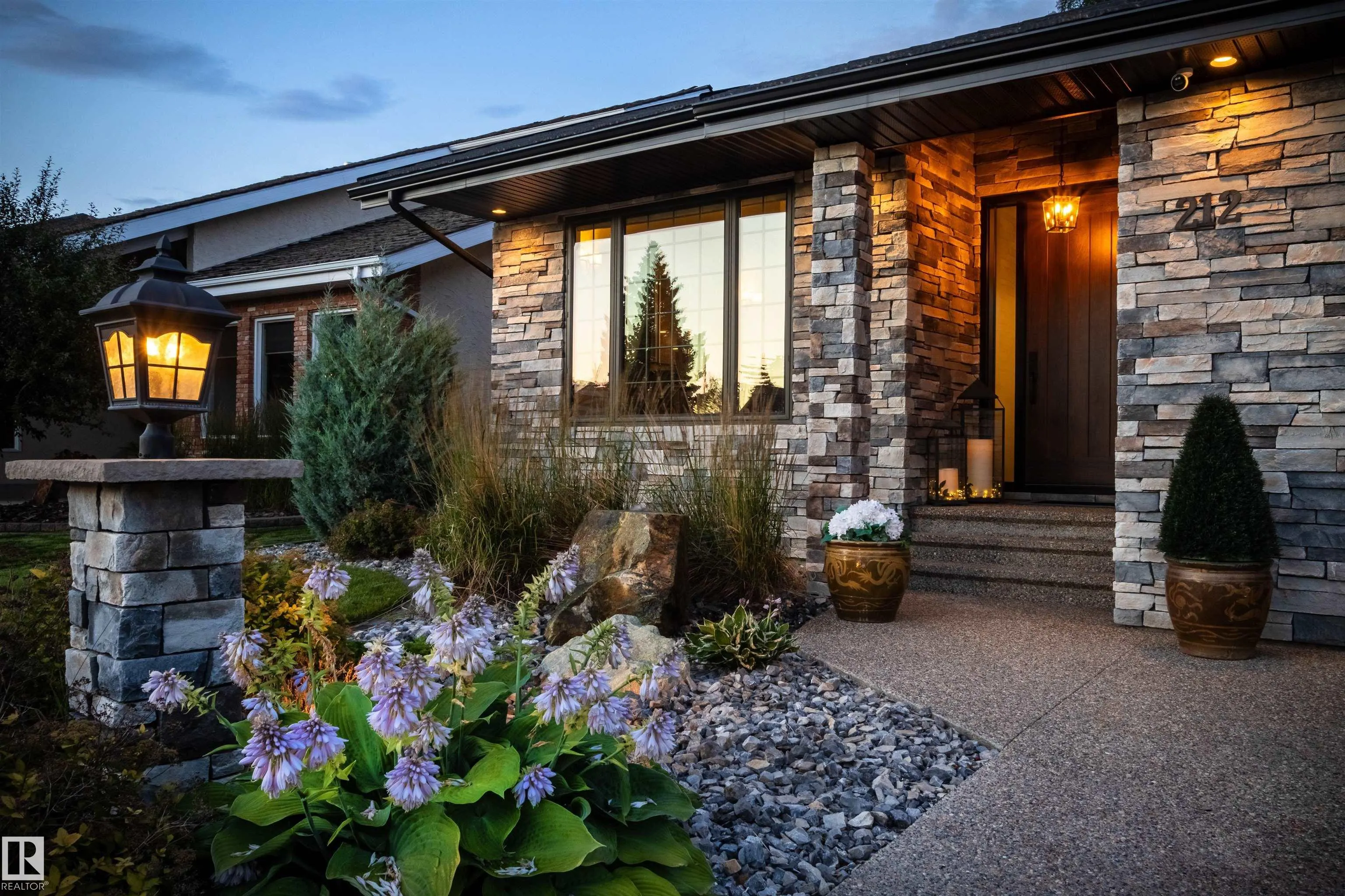212 WOLF RIDGE Close