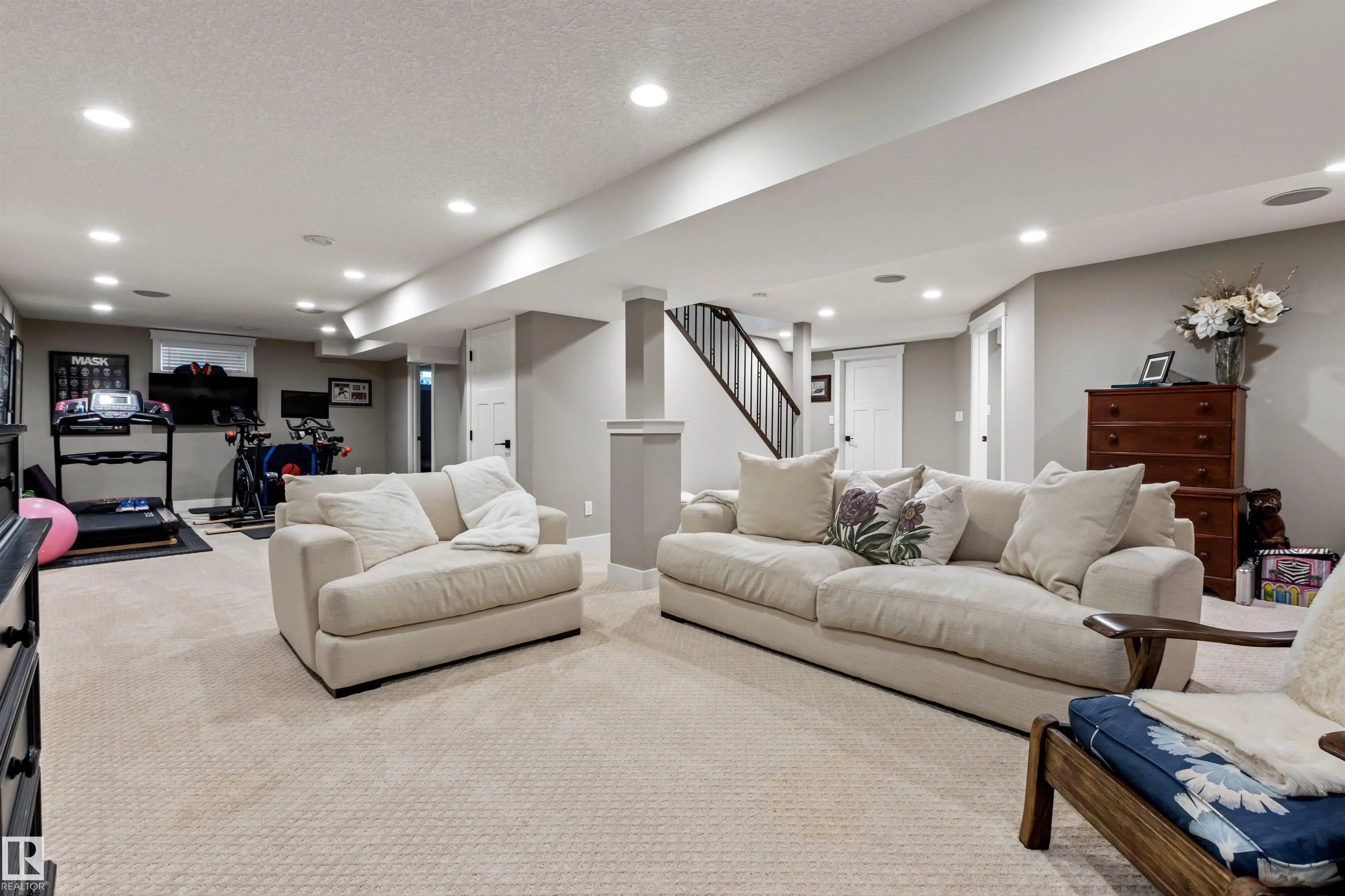 212 WOLF RIDGE Close